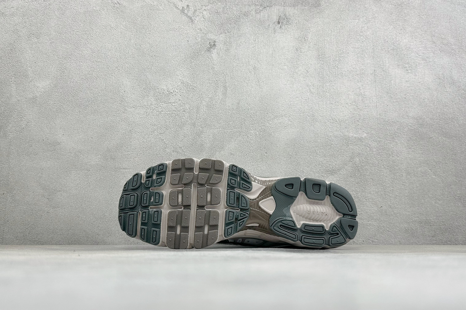 XL版Nike Air Max Moto 2K 耐克新款复古气垫跑步鞋 货号:IO9279-008 尺码:39 40 4 XL版Nike Air Max Moto 2K 耐克新款复古气垫跑步鞋 货号:IO9279-008 尺码:39 40 4