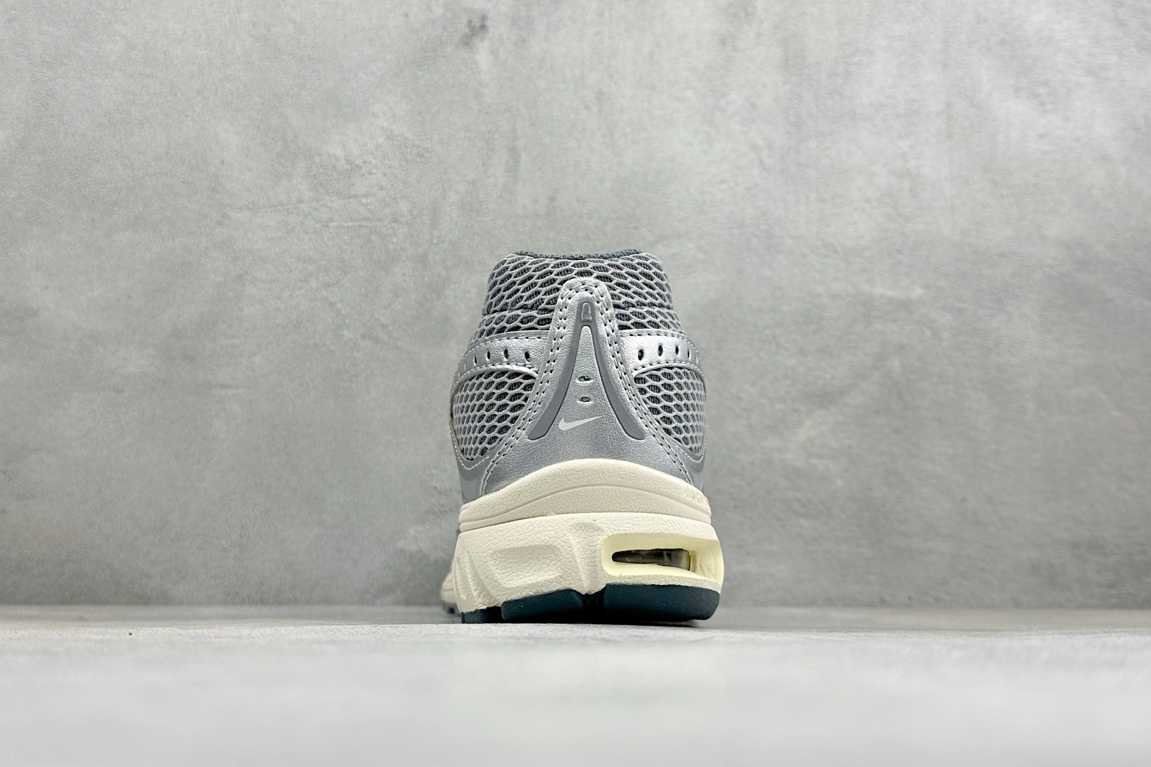 XL版Nike Air Max Moto 2K 耐克新款复古气垫跑步鞋 货号：IQ7592-077 尺码：39 40 4