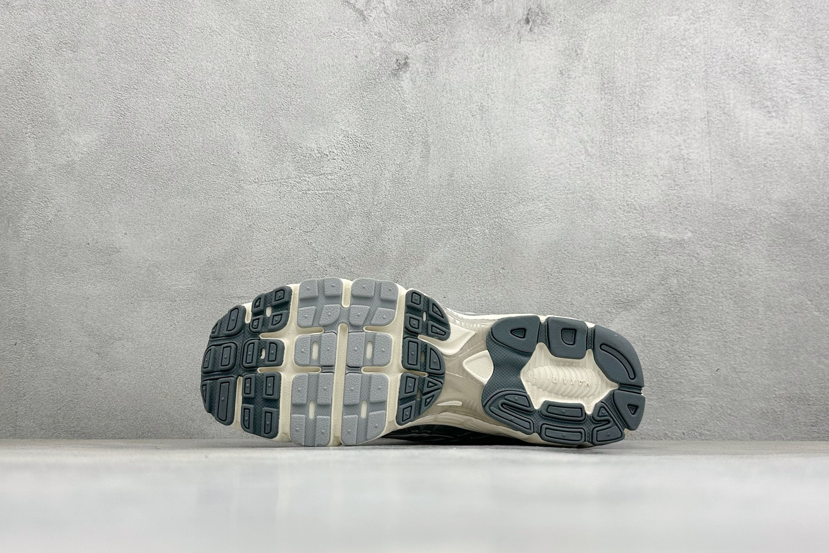 XL版Nike Air Max Moto 2K 耐克新款复古气垫跑步鞋 货号：IQ7592-077 尺码：39 40 4
