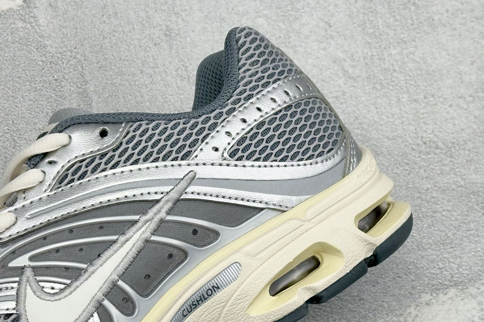 XL版Nike Air Max Moto 2K 耐克新款复古气垫跑步鞋 货号：IQ7592-077 尺码：39 40 4