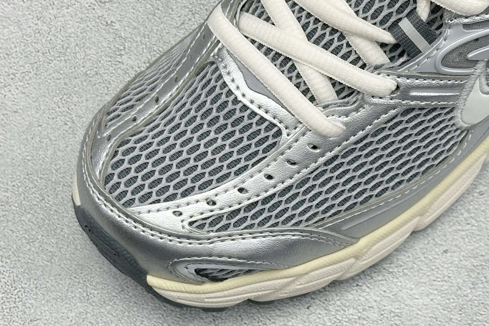 XL版Nike Air Max Moto 2K 耐克新款复古气垫跑步鞋 货号：IQ7592-077 尺码：39 40 4