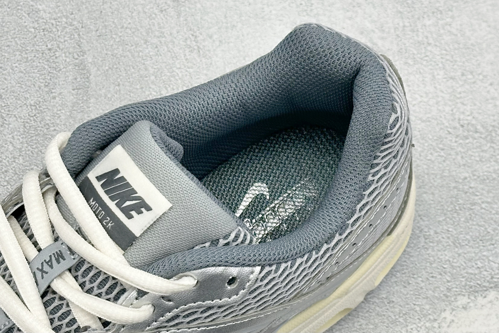 XL版Nike Air Max Moto 2K 耐克新款复古气垫跑步鞋 货号：IQ7592-077 尺码：39 40 4