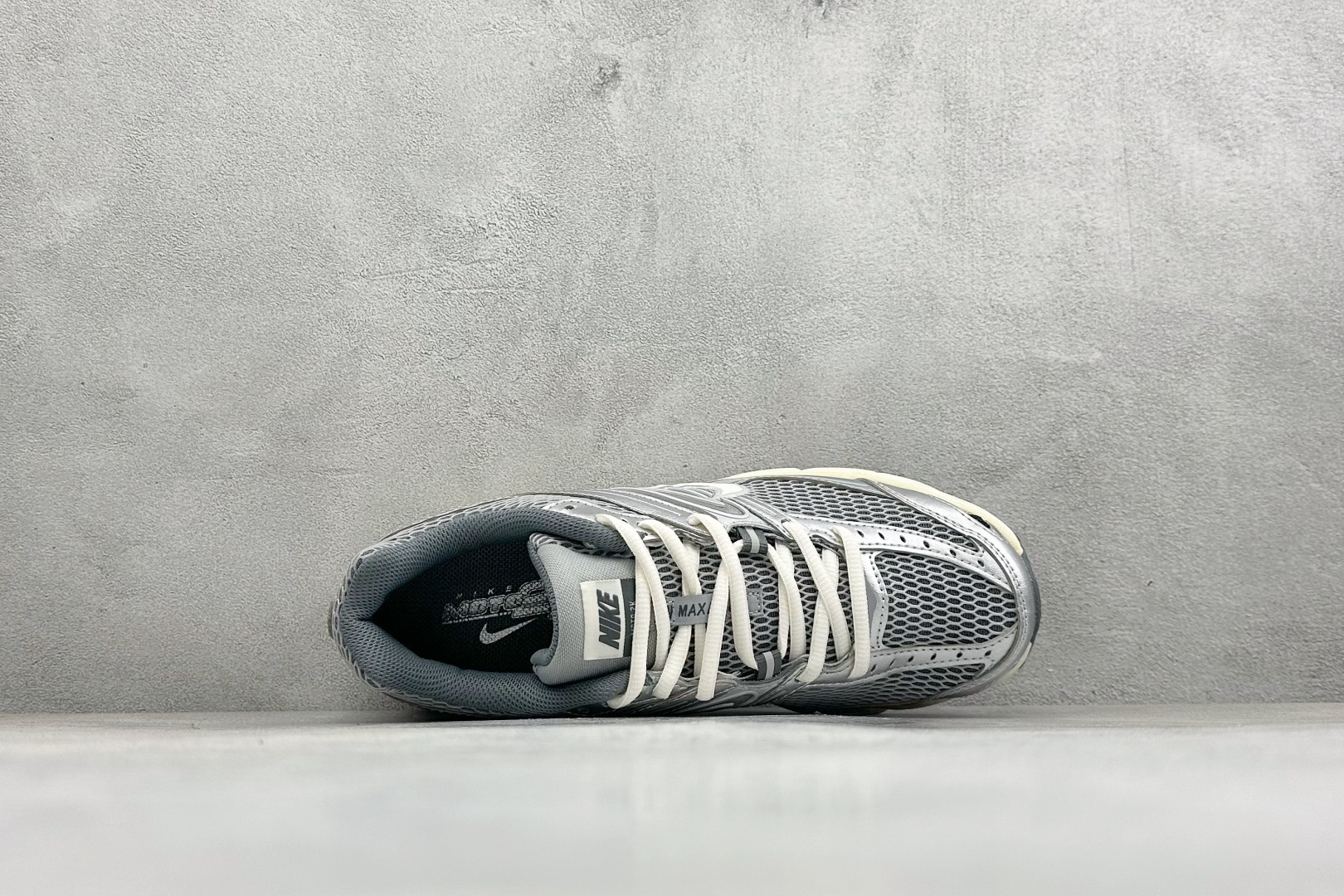 XL版Nike Air Max Moto 2K 耐克新款复古气垫跑步鞋 货号：IQ7592-077 尺码：39 40 4