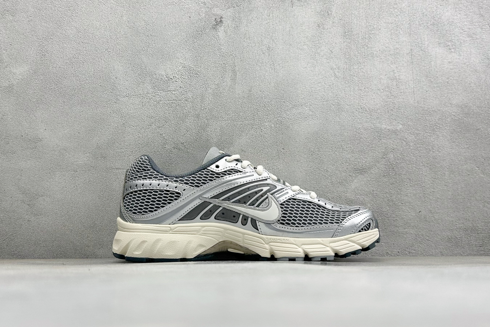 XL版Nike Air Max Moto 2K 耐克新款复古气垫跑步鞋 货号：IQ7592-077 尺码：39 40 4