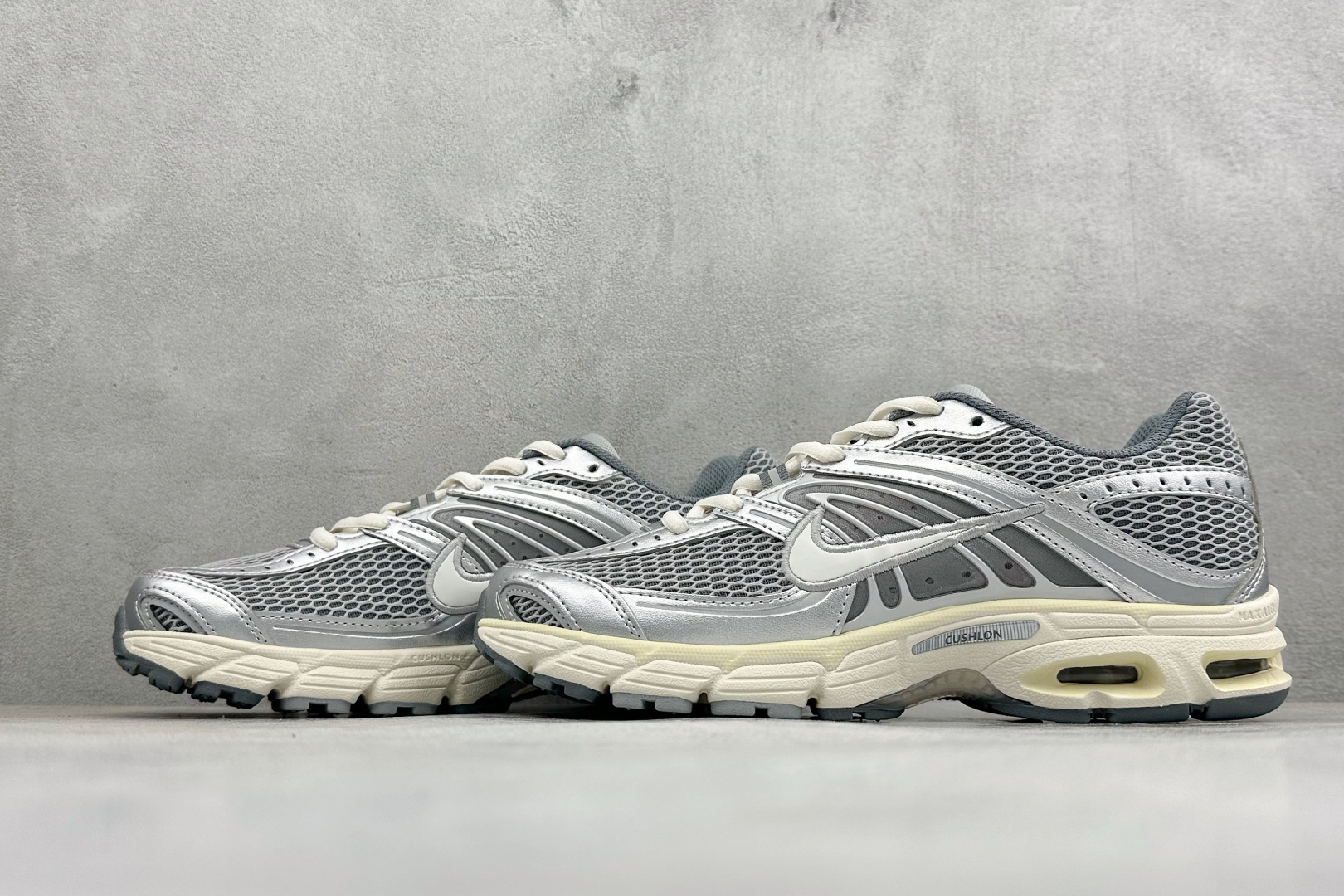 XL版Nike Air Max Moto 2K 耐克新款复古气垫跑步鞋 货号：IQ7592-077 尺码：39 40 4