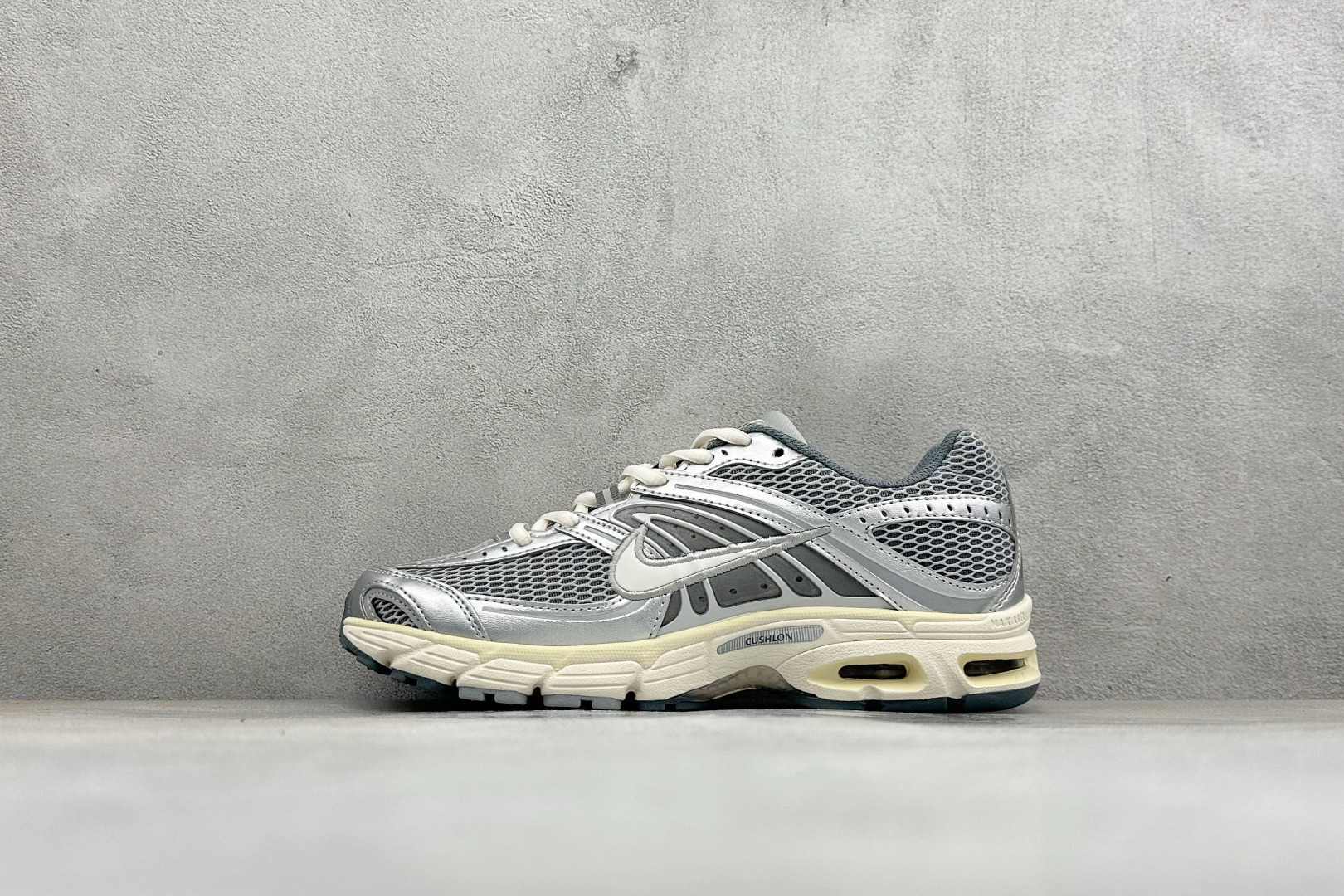XL版Nike Air Max Moto 2K 耐克新款复古气垫跑步鞋 货号：IQ7592-077 尺码：39 40 4