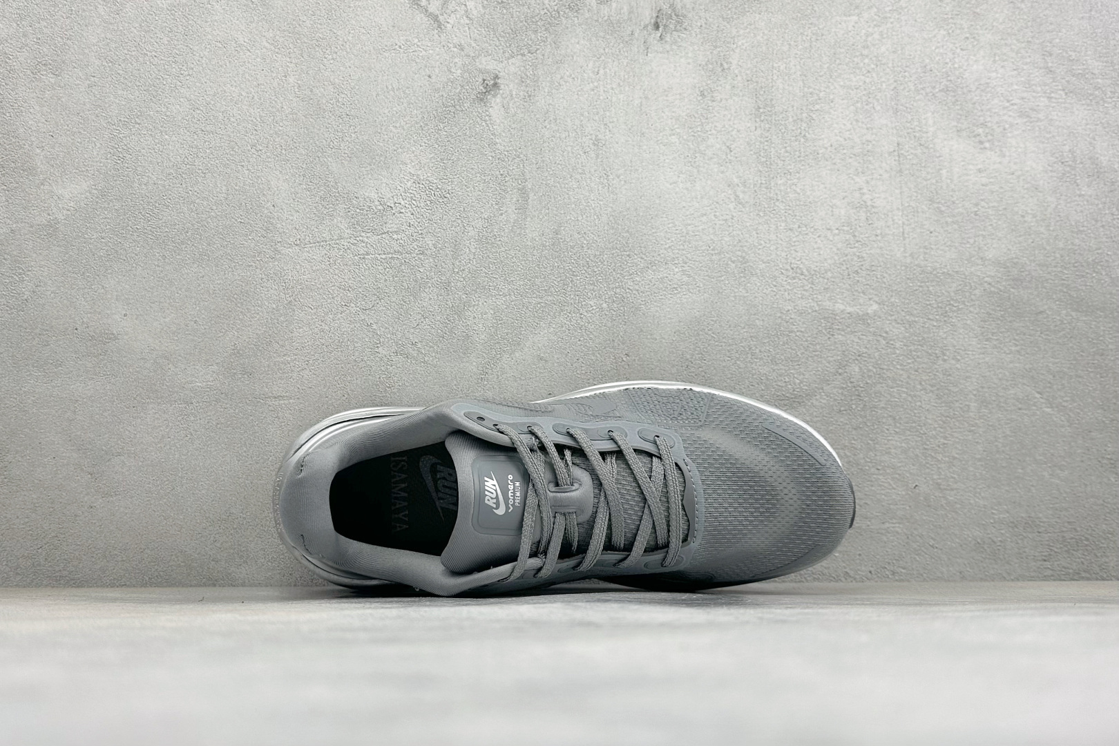 GS版Nike VOMERO PREMIUM 耐克 舒适减震防滑低帮跑步鞋 全掌ReactX泡绵中底 前掌和后跟还配备了 GS版Nike VOMERO PREMIUM 耐克 舒适减震防滑低帮跑步鞋 全掌ReactX泡绵中底 前掌和后跟还配备了