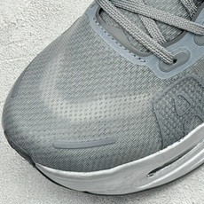 GS版Nike VOMERO PREMIUM 耐克 舒适减震防滑低帮跑步鞋 全掌ReactX泡绵中底 前掌和后跟还配备了 GS版Nike VOMERO PREMIUM 耐克 舒适减震防滑低帮跑步鞋 全掌ReactX泡绵中底 前掌和后跟还配备了