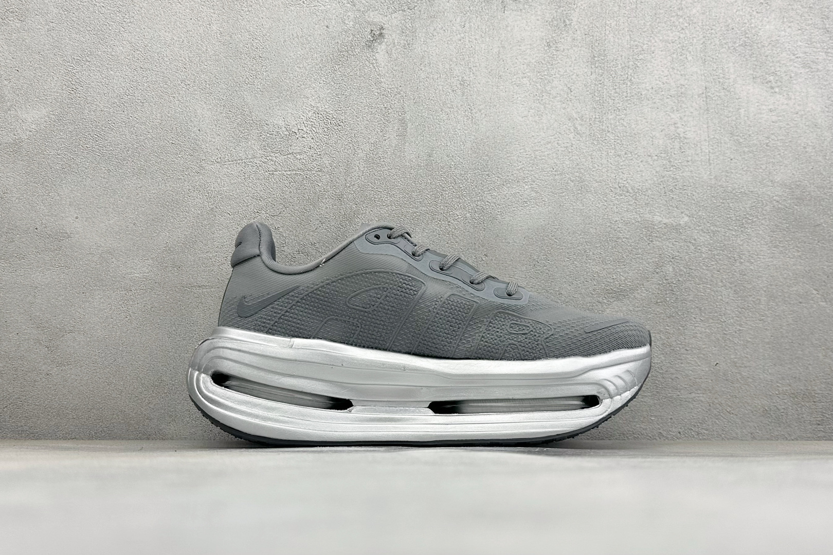 GS版Nike VOMERO PREMIUM 耐克 舒适减震防滑低帮跑步鞋 全掌ReactX泡绵中底 前掌和后跟还配备了 GS版Nike VOMERO PREMIUM 耐克 舒适减震防滑低帮跑步鞋 全掌ReactX泡绵中底 前掌和后跟还配备了