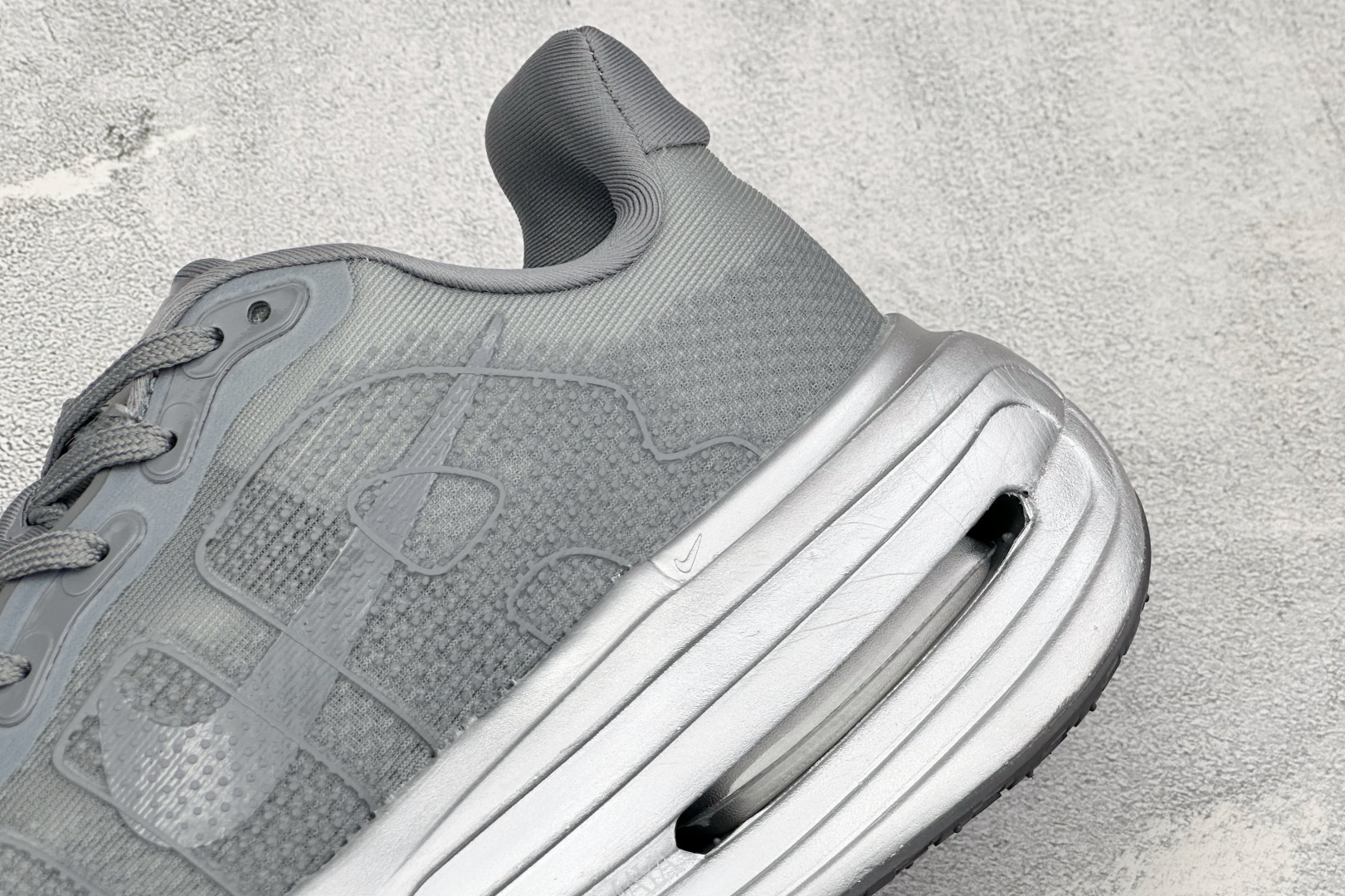 GS版Nike VOMERO PREMIUM 耐克 舒适减震防滑低帮跑步鞋 全掌ReactX泡绵中底 前掌和后跟还配备了 GS版Nike VOMERO PREMIUM 耐克 舒适减震防滑低帮跑步鞋 全掌ReactX泡绵中底 前掌和后跟还配备了
