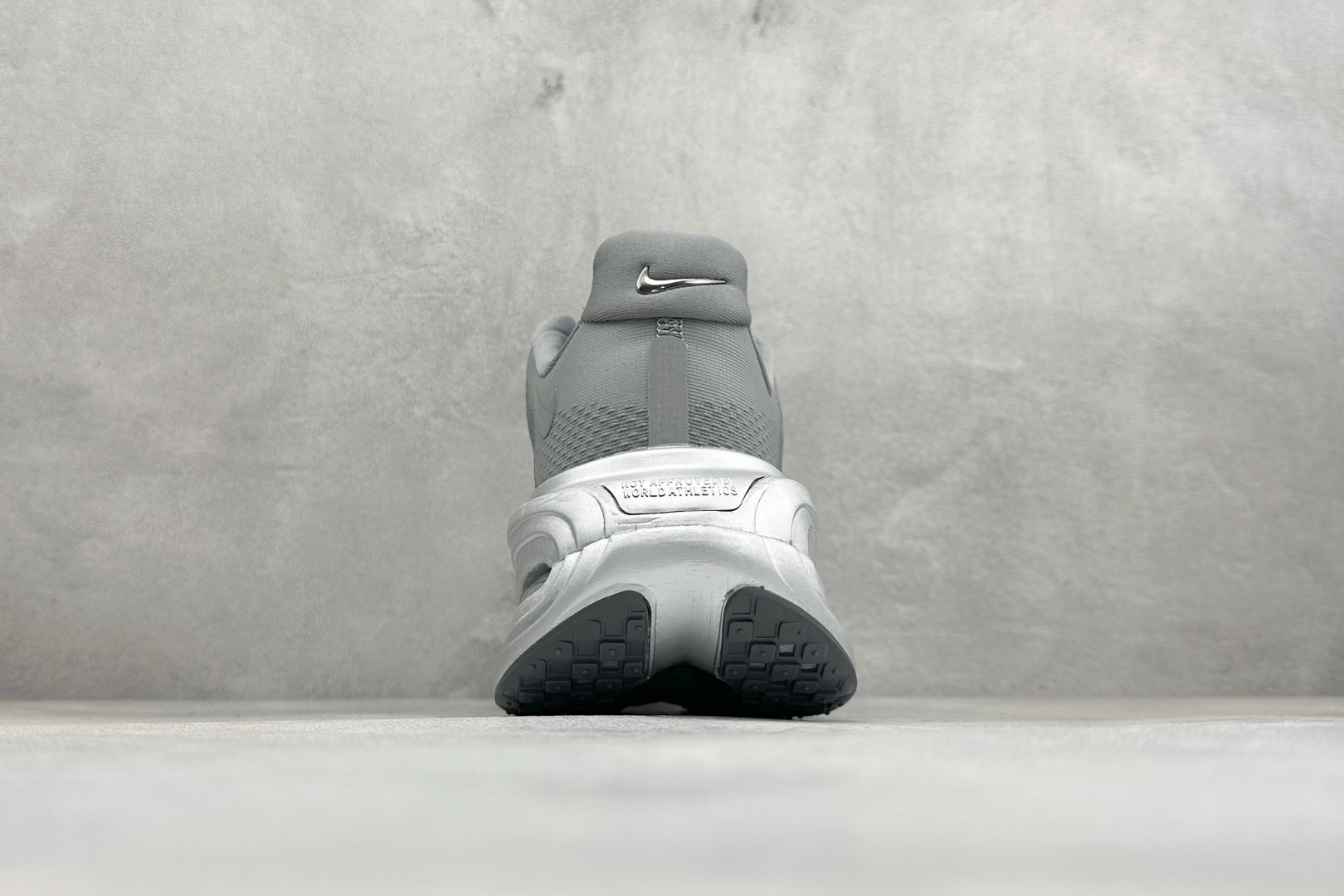 GS版Nike VOMERO PREMIUM 耐克 舒适减震防滑低帮跑步鞋 全掌ReactX泡绵中底 前掌和后跟还配备了 GS版Nike VOMERO PREMIUM 耐克 舒适减震防滑低帮跑步鞋 全掌ReactX泡绵中底 前掌和后跟还配备了