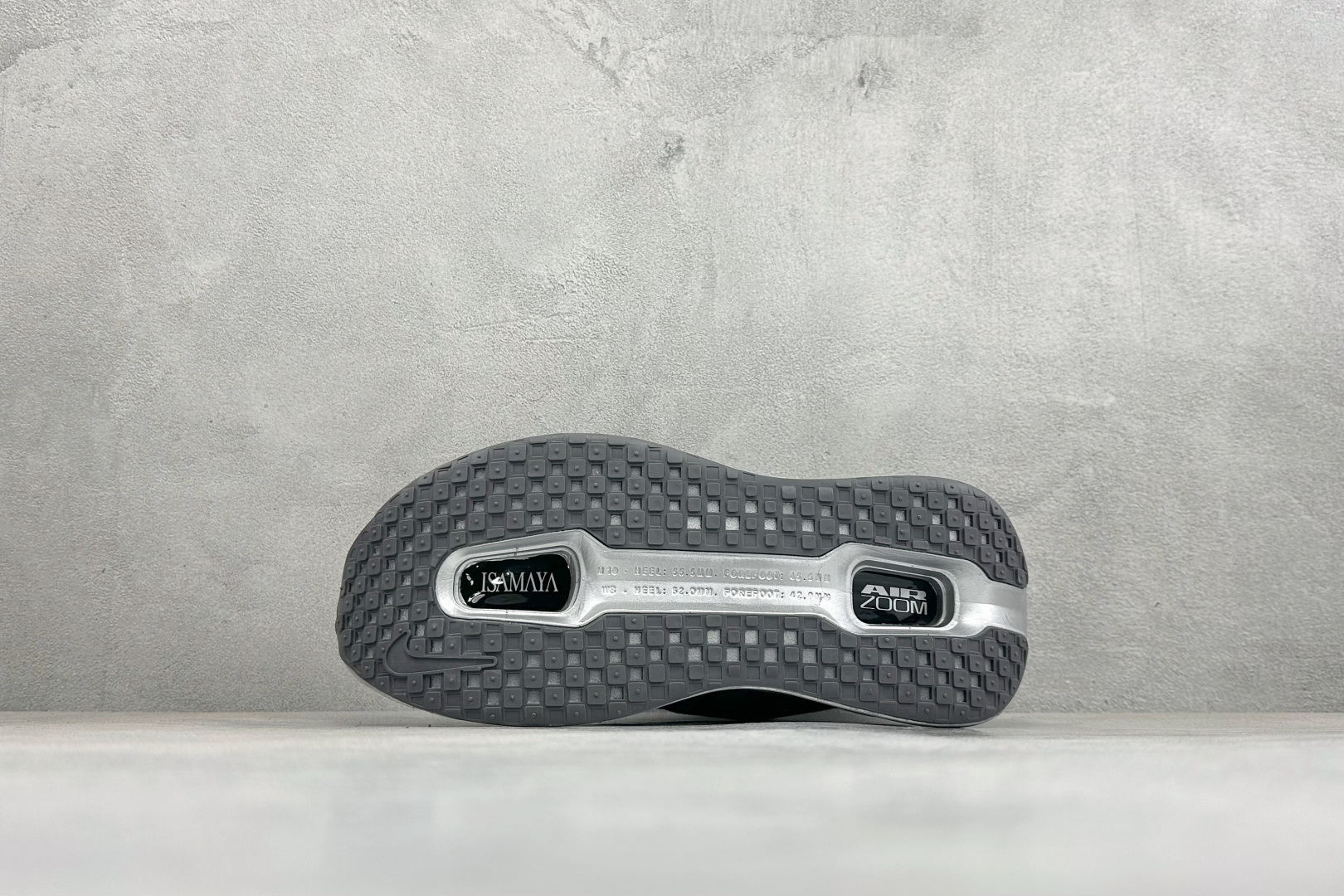 GS版Nike VOMERO PREMIUM 耐克 舒适减震防滑低帮跑步鞋 全掌ReactX泡绵中底 前掌和后跟还配备了 GS版Nike VOMERO PREMIUM 耐克 舒适减震防滑低帮跑步鞋 全掌ReactX泡绵中底 前掌和后跟还配备了