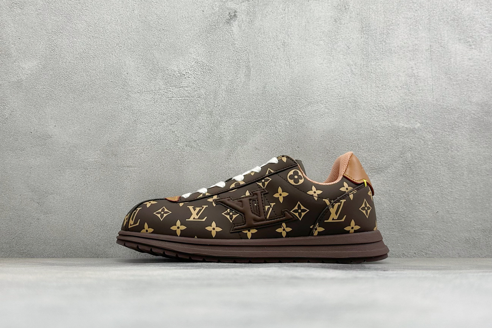 福利特价 LV BUTTERSOFT 运动鞋阿甘鞋 本款 LV Buttersoft 运动鞋出自路易威登男装创意总监 P 福利特价 LV BUTTERSOFT 运动鞋阿甘鞋 本款 LV Buttersoft 运动鞋出自路易威登男装创意总监 P
