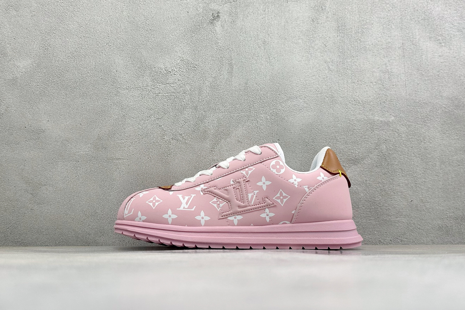 福利特价 LV BUTTERSOFT 运动鞋阿甘鞋 本款 LV Buttersoft 运动鞋出自路易威登男装创意总监 P 福利特价 LV BUTTERSOFT 运动鞋阿甘鞋 本款 LV Buttersoft 运动鞋出自路易威登男装创意总监 P