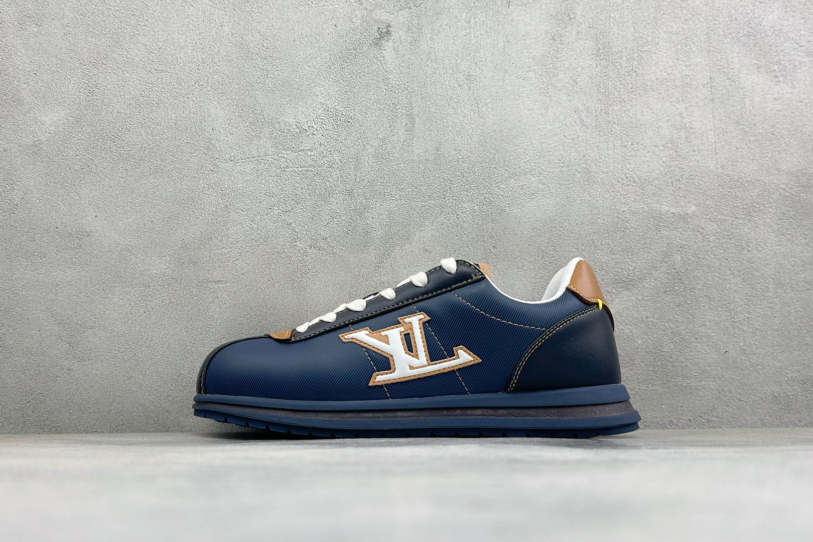 福利特价 LV BUTTERSOFT 运动鞋阿甘鞋 本款 LV Buttersoft 运动鞋出自路易威登男装创意总监 P 福利特价 LV BUTTERSOFT 运动鞋阿甘鞋 本款 LV Buttersoft 运动鞋出自路易威登男装创意总监 P