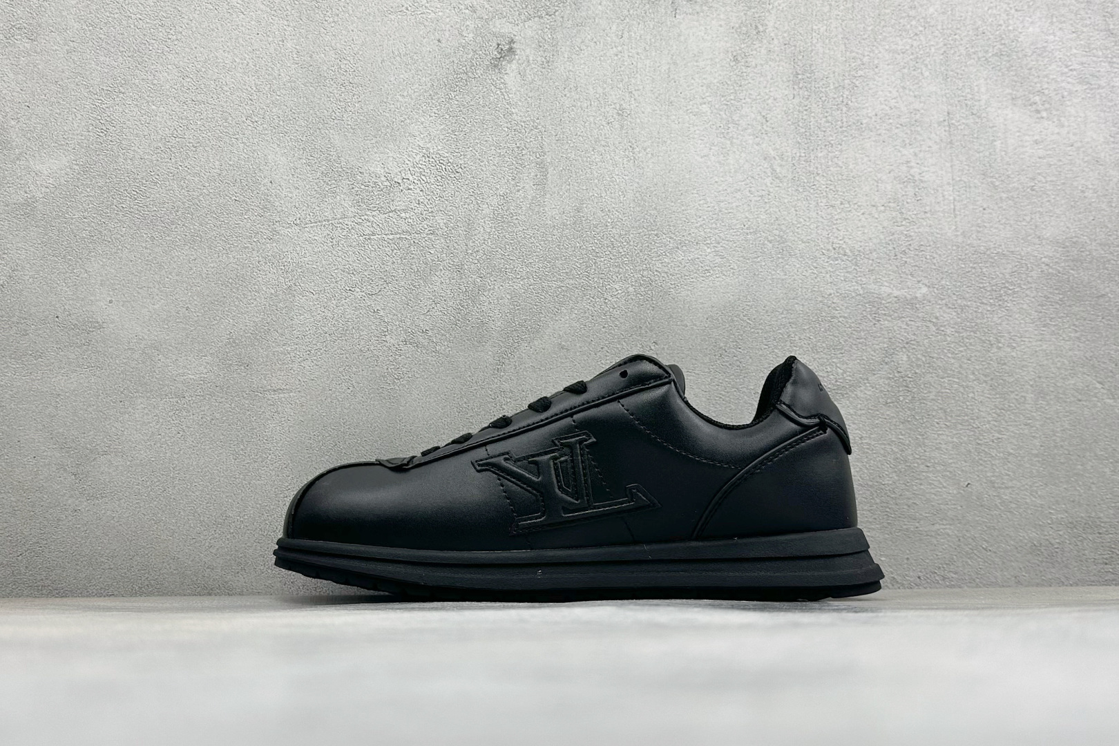 福利特价 LV BUTTERSOFT 运动鞋阿甘鞋 本款 LV Buttersoft 运动鞋出自路易威登男装创意总监 P 福利特价 LV BUTTERSOFT 运动鞋阿甘鞋 本款 LV Buttersoft 运动鞋出自路易威登男装创意总监 P