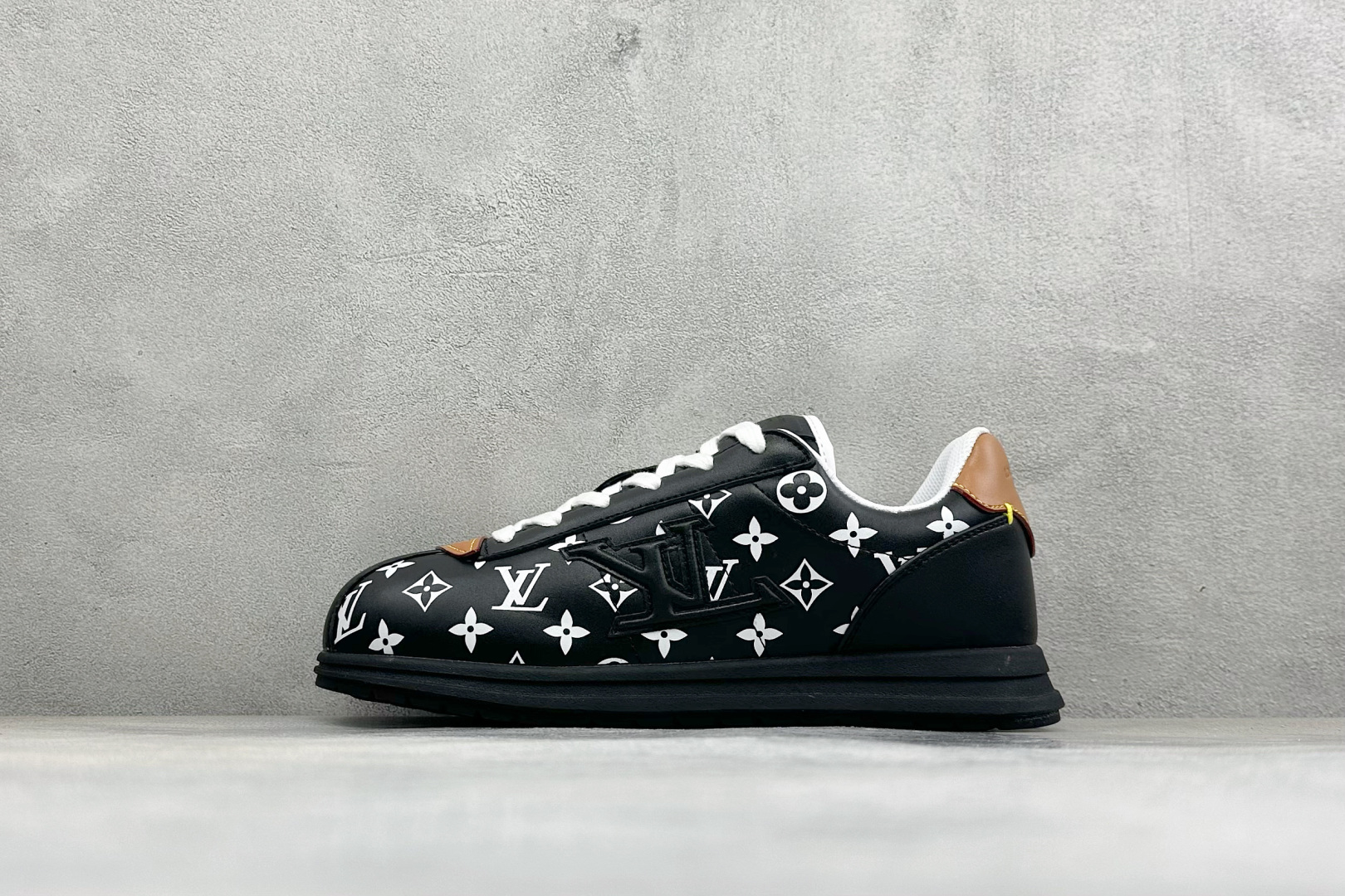 福利特价 LV BUTTERSOFT 运动鞋阿甘鞋 本款 LV Buttersoft 运动鞋出自路易威登男装创意总监 P 福利特价 LV BUTTERSOFT 运动鞋阿甘鞋 本款 LV Buttersoft 运动鞋出自路易威登男装创意总监 P