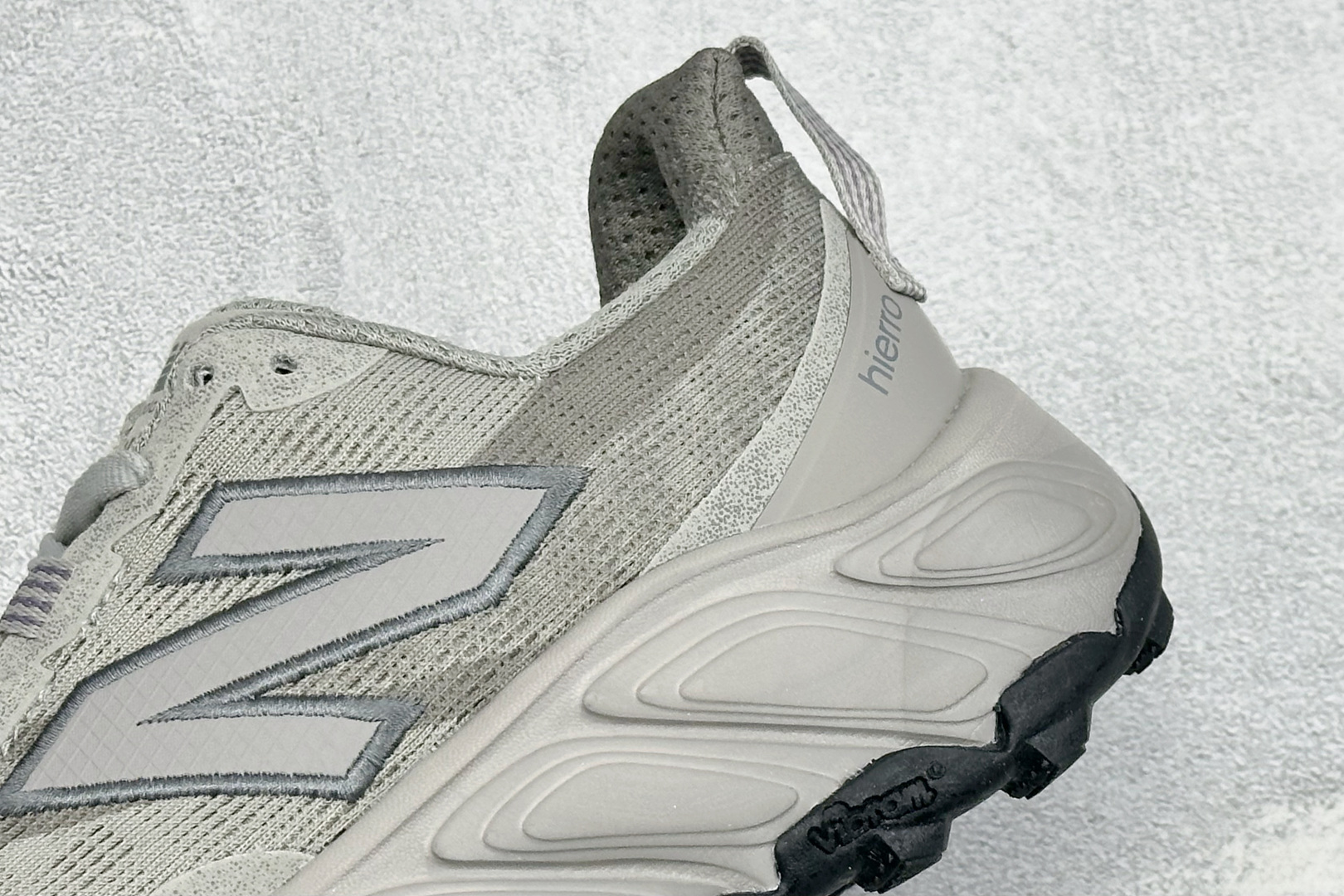 New Balance NB Fresh Foam X Hierro v9 柔软舒适 低帮 越野跑步鞋 货号：W880B