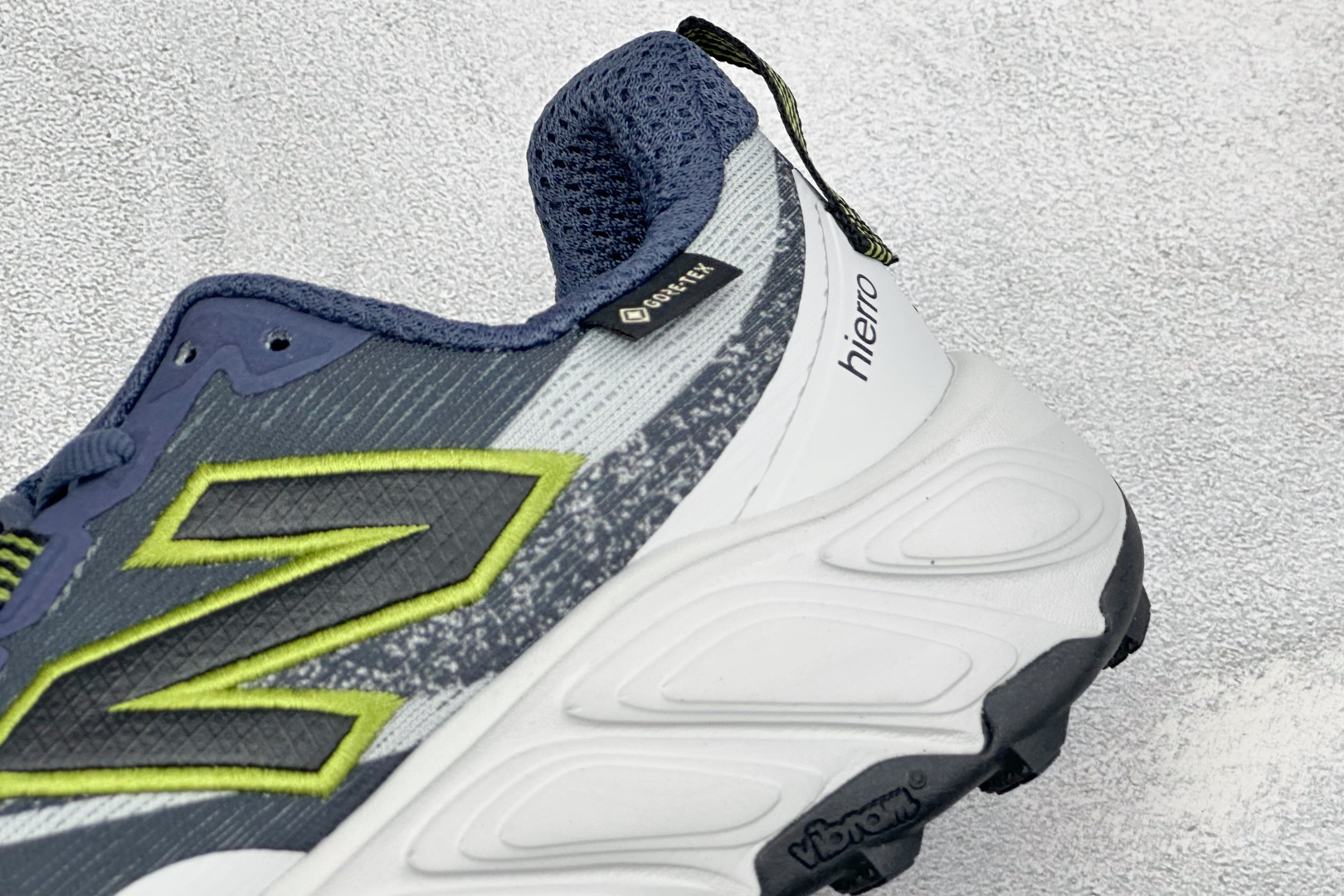 New Balance NB Fresh Foam X Hierro v9 柔软舒适 低帮 越野跑步鞋 货号：W880B