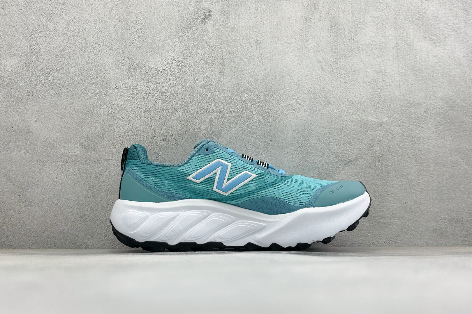 New Balance NB Fresh Foam X Hierro v9 柔软舒适 低帮 越野跑步鞋 货号：W880B