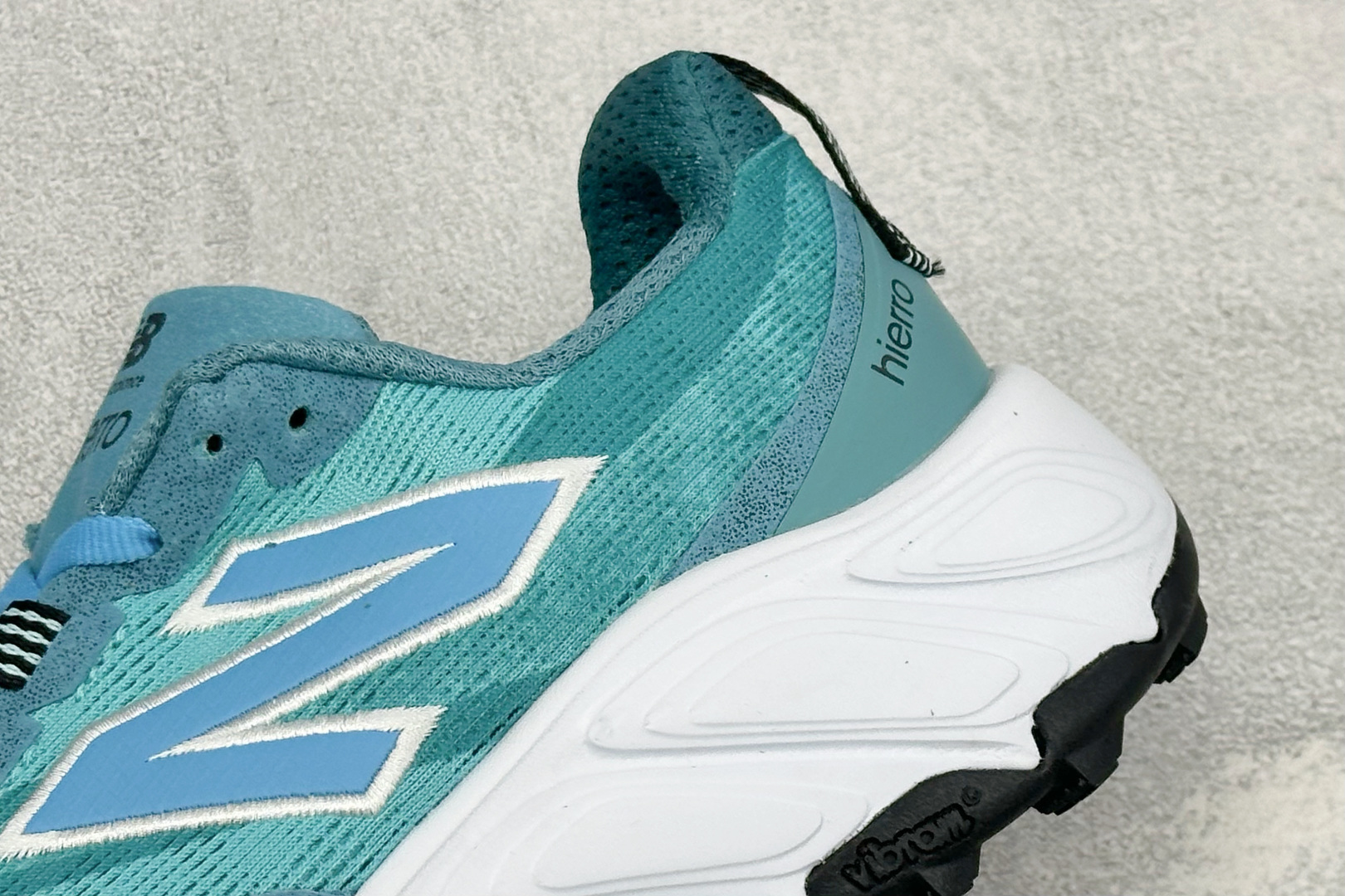 New Balance NB Fresh Foam X Hierro v9 柔软舒适 低帮 越野跑步鞋 货号：W880B