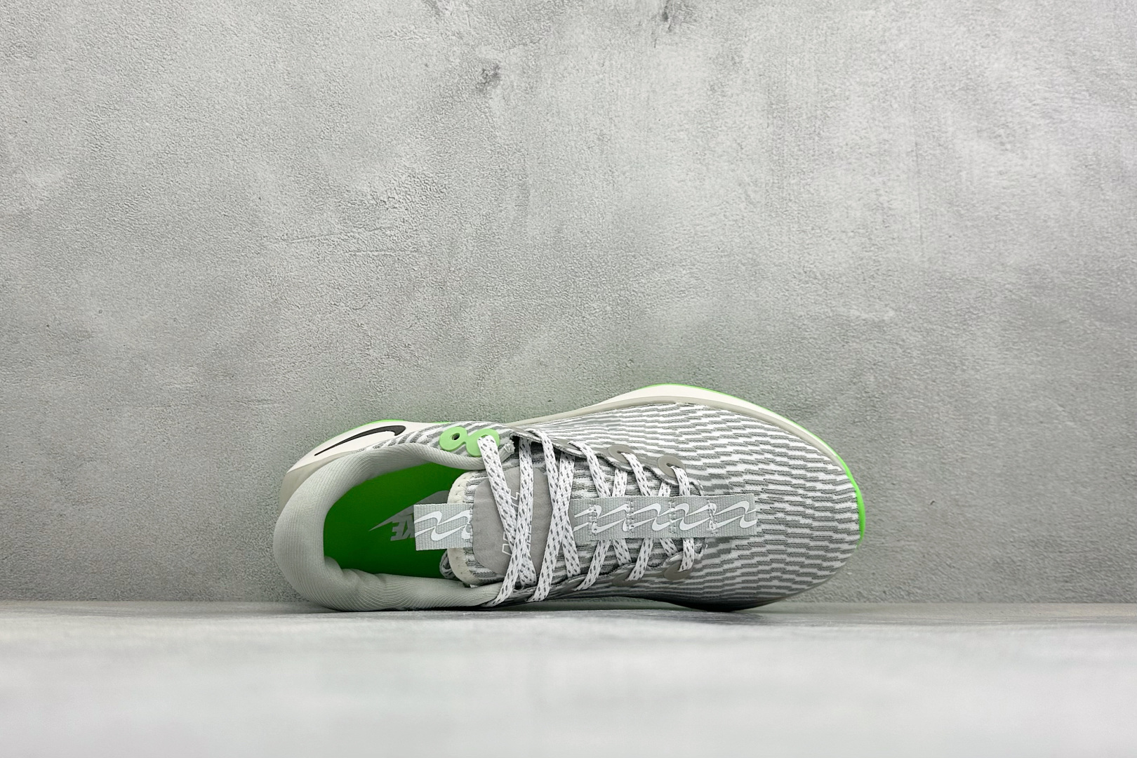 Nike Motiva 耐克夏季透气缓震波浪跑鞋 #鞋底采用夸张的弯曲几何设计，塑造弧形摇杆造型，助力轻松向前。顺畅迈步