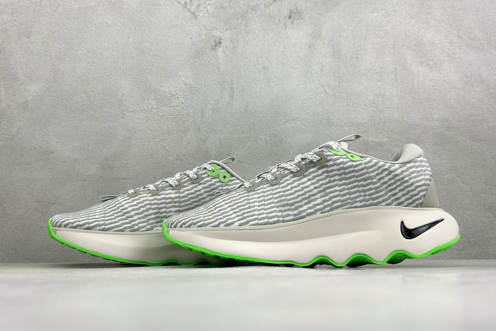 Nike Motiva 耐克夏季透气缓震波浪跑鞋 #鞋底采用夸张的弯曲几何设计，塑造弧形摇杆造型，助力轻松向前。顺畅迈步