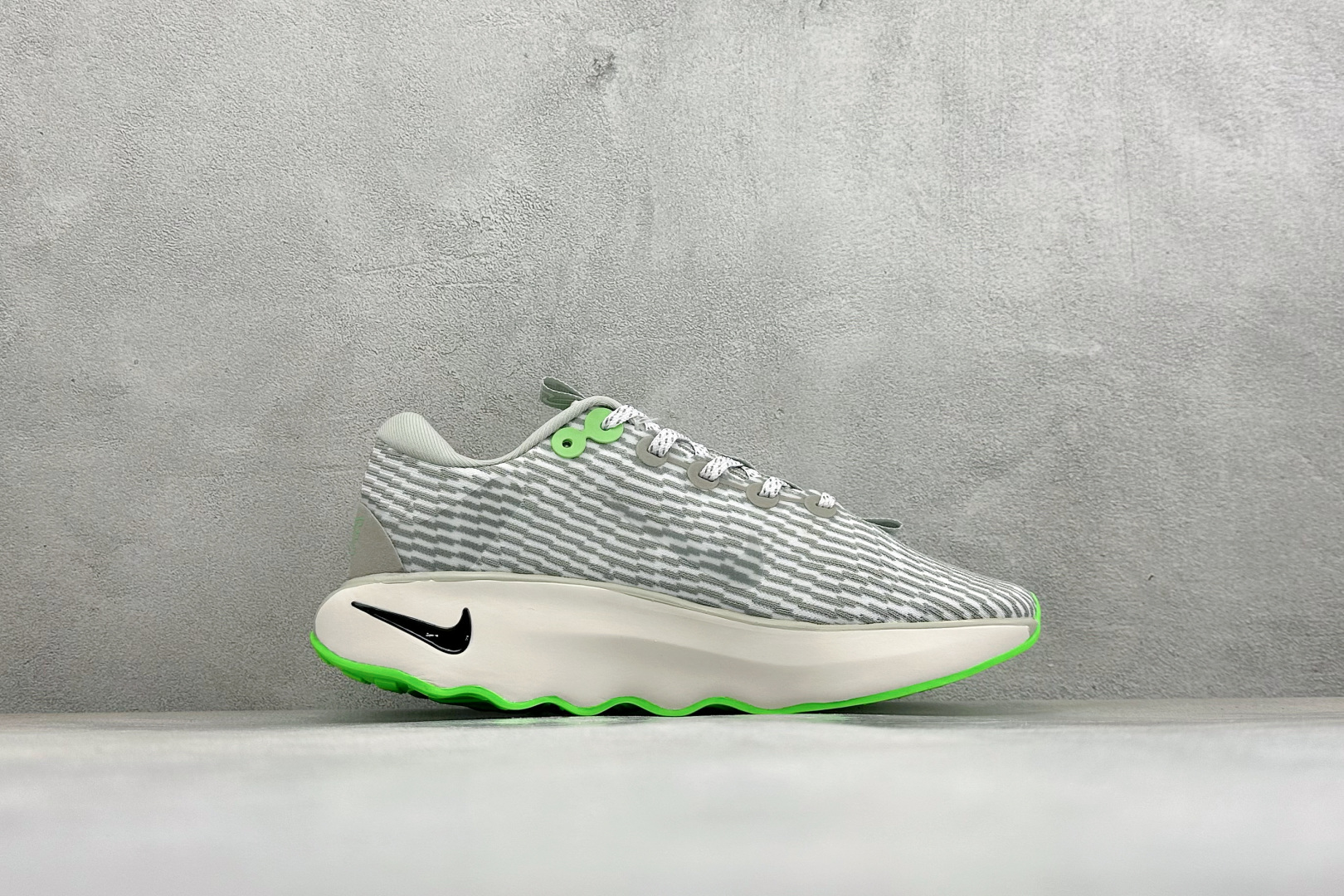 Nike Motiva 耐克夏季透气缓震波浪跑鞋 #鞋底采用夸张的弯曲几何设计，塑造弧形摇杆造型，助力轻松向前。顺畅迈步
