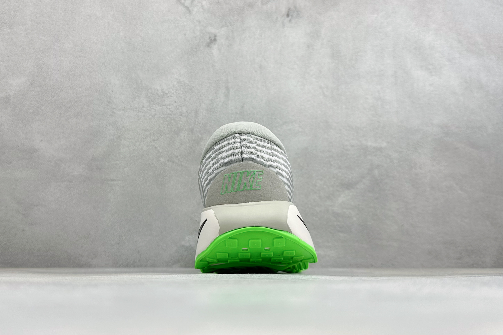 Nike Motiva 耐克夏季透气缓震波浪跑鞋 #鞋底采用夸张的弯曲几何设计，塑造弧形摇杆造型，助力轻松向前。顺畅迈步