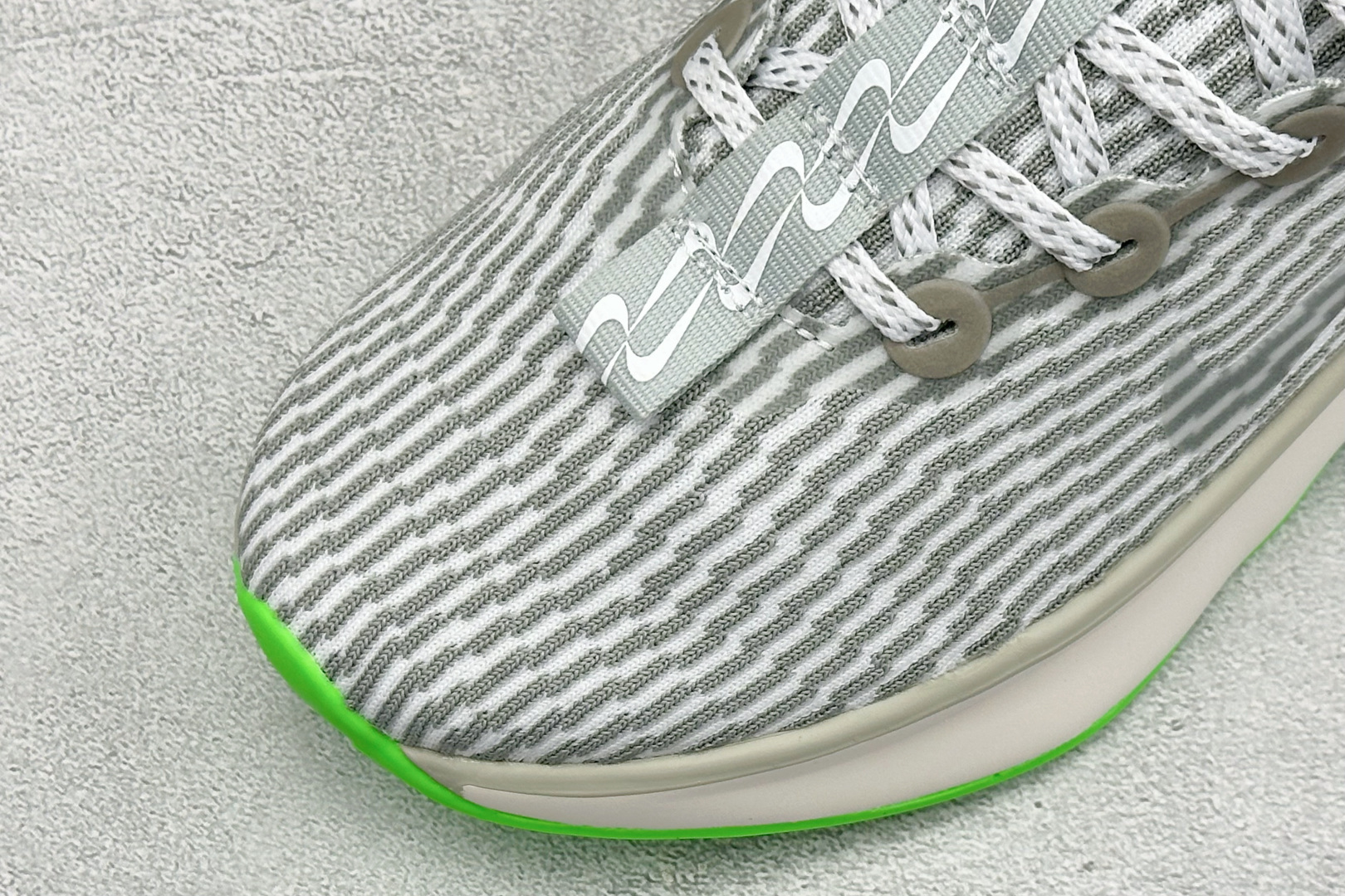 Nike Motiva 耐克夏季透气缓震波浪跑鞋 #鞋底采用夸张的弯曲几何设计，塑造弧形摇杆造型，助力轻松向前。顺畅迈步