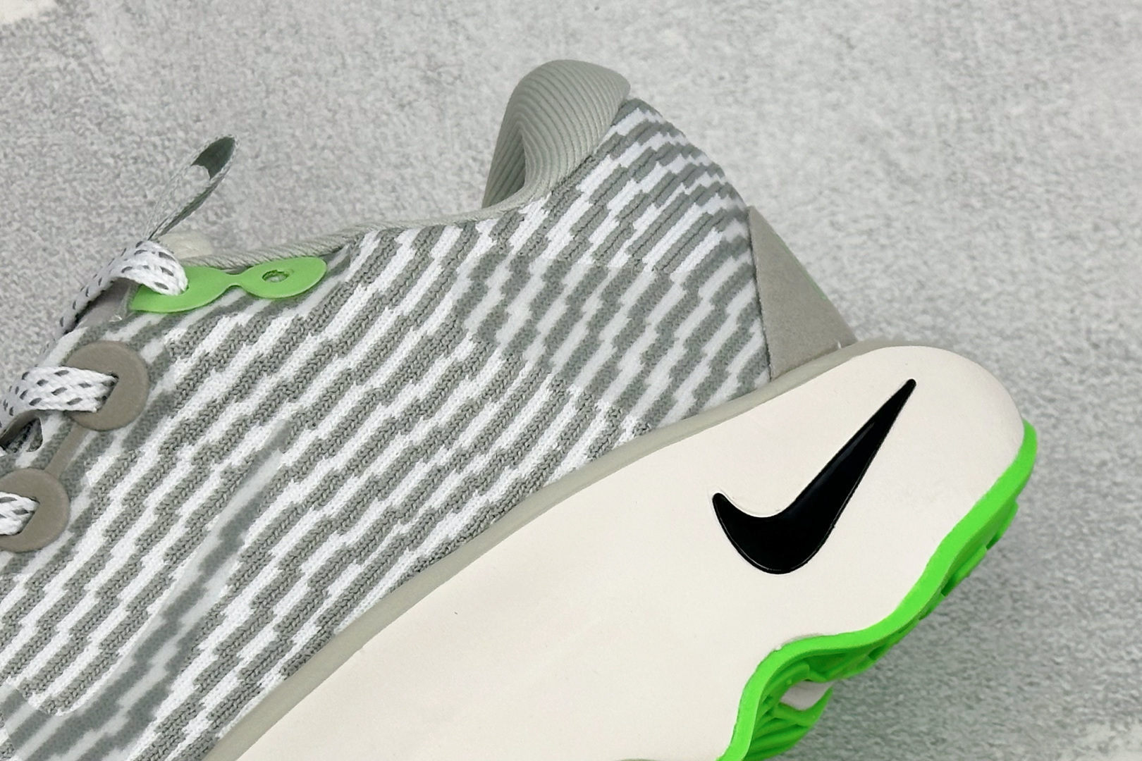Nike Motiva 耐克夏季透气缓震波浪跑鞋 #鞋底采用夸张的弯曲几何设计，塑造弧形摇杆造型，助力轻松向前。顺畅迈步