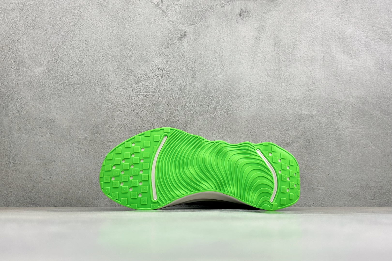 Nike Motiva 耐克夏季透气缓震波浪跑鞋 #鞋底采用夸张的弯曲几何设计，塑造弧形摇杆造型，助力轻松向前。顺畅迈步