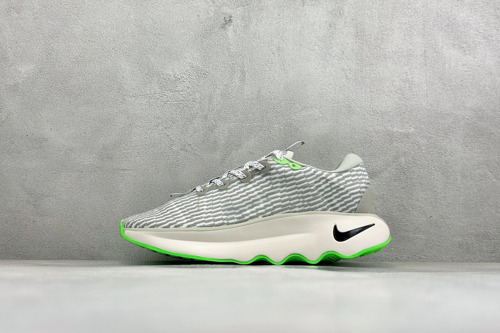 Nike Motiva 耐克夏季透气缓震波浪跑鞋 #鞋底采用夸张的弯曲几何设计，塑造弧形摇杆造型，助力轻松向前。顺畅迈步