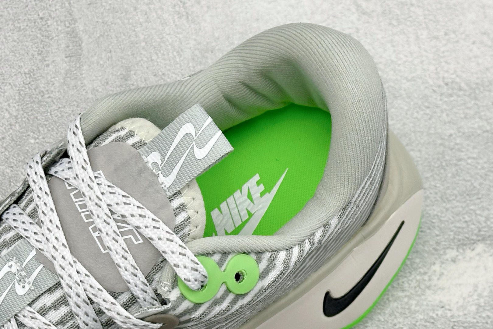 Nike Motiva 耐克夏季透气缓震波浪跑鞋 #鞋底采用夸张的弯曲几何设计，塑造弧形摇杆造型，助力轻松向前。顺畅迈步