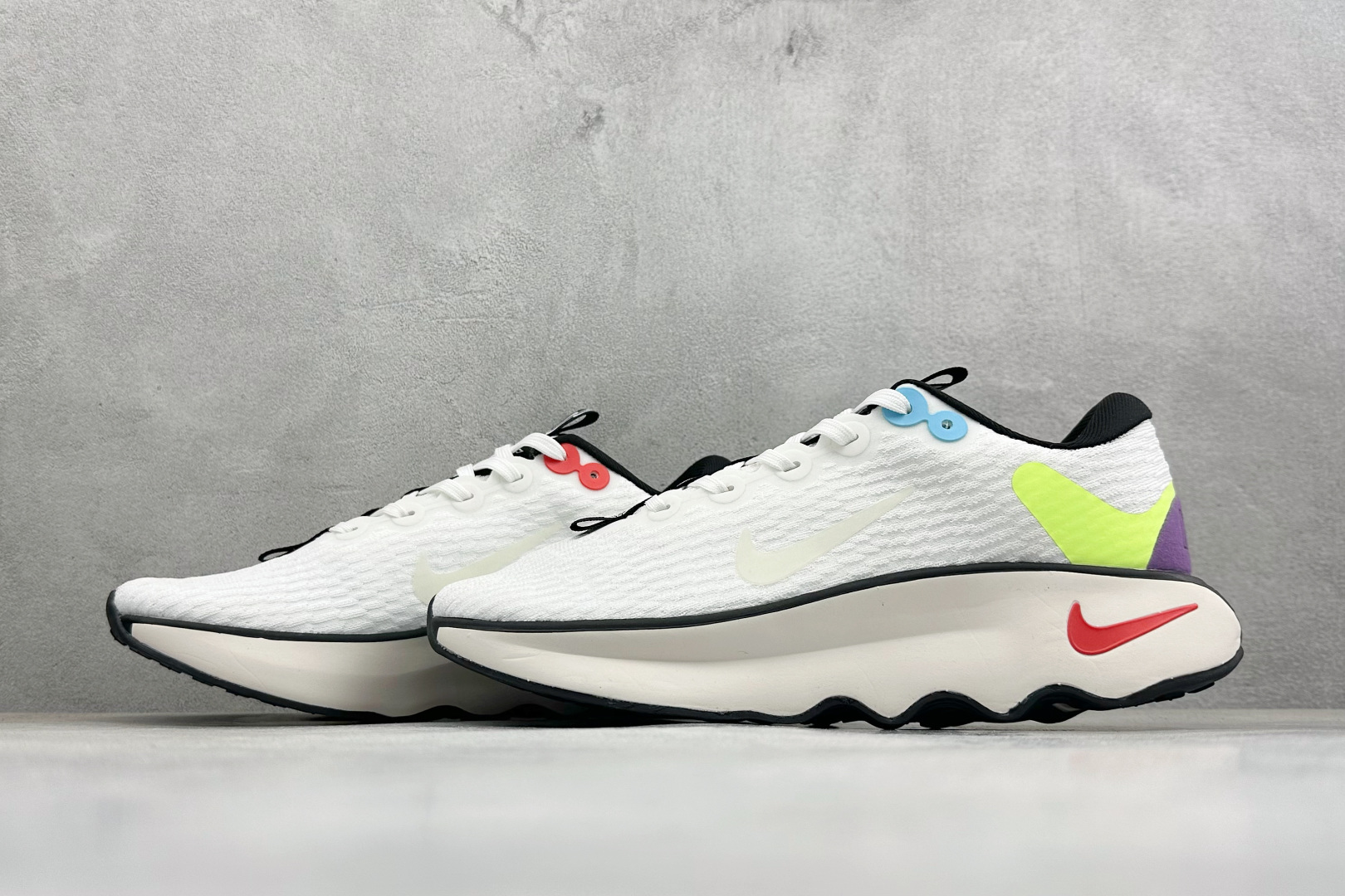 Nike Motiva 耐克夏季透气缓震波浪跑鞋 #鞋底采用夸张的弯曲几何设计，塑造弧形摇杆造型，助力轻松向前。顺畅迈步