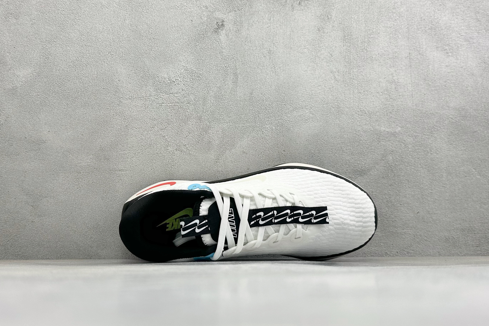 Nike Motiva 耐克夏季透气缓震波浪跑鞋 #鞋底采用夸张的弯曲几何设计，塑造弧形摇杆造型，助力轻松向前。顺畅迈步