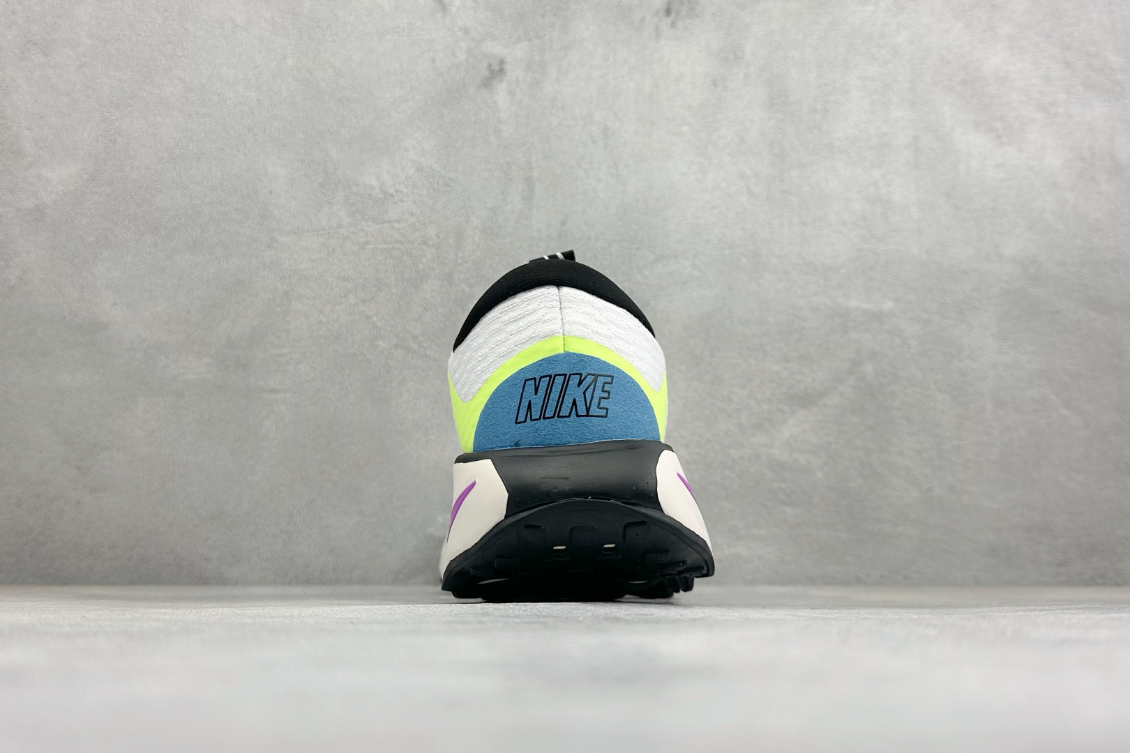 Nike Motiva 耐克夏季透气缓震波浪跑鞋 #鞋底采用夸张的弯曲几何设计，塑造弧形摇杆造型，助力轻松向前。顺畅迈步