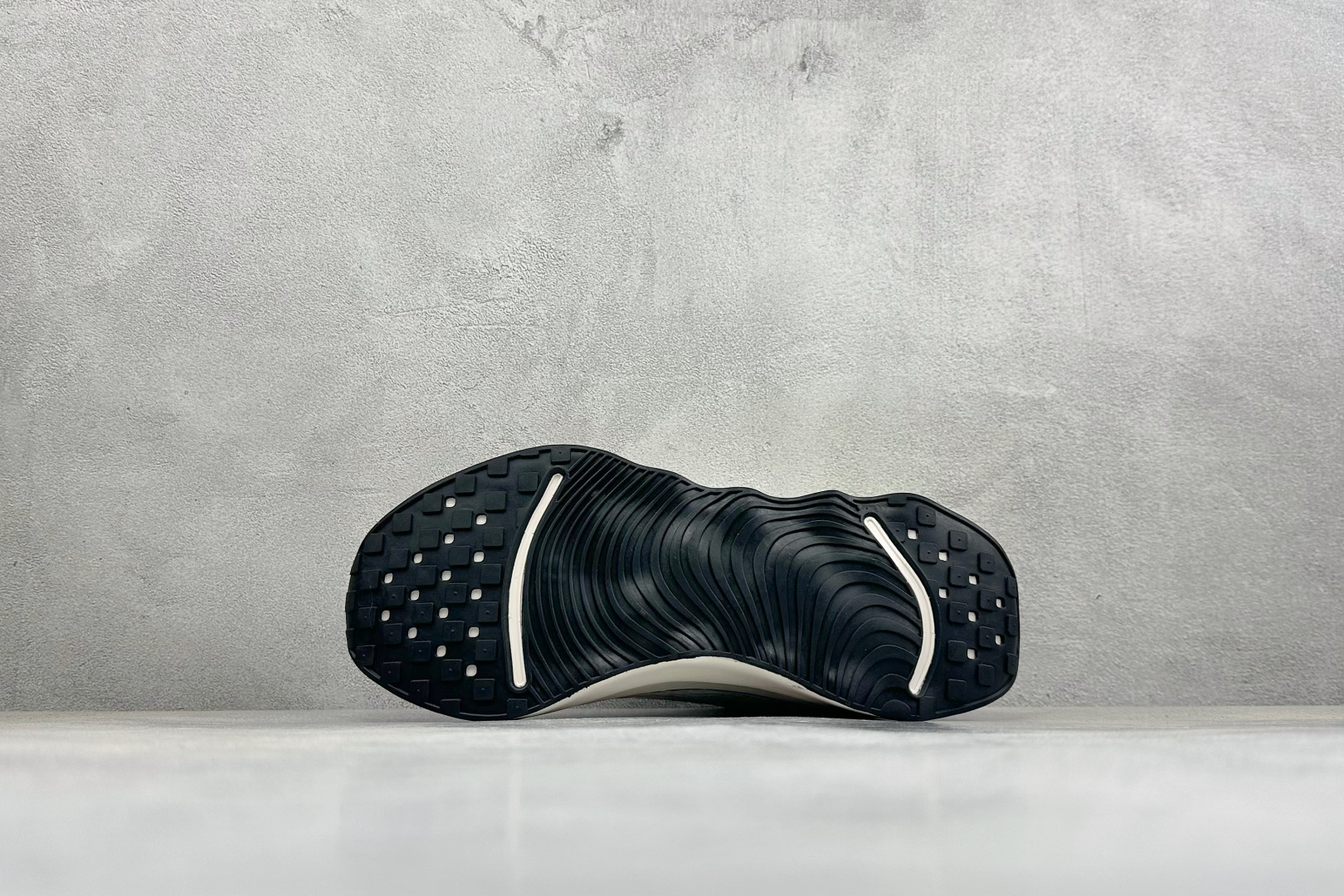 Nike Motiva 耐克夏季透气缓震波浪跑鞋 #鞋底采用夸张的弯曲几何设计，塑造弧形摇杆造型，助力轻松向前。顺畅迈步