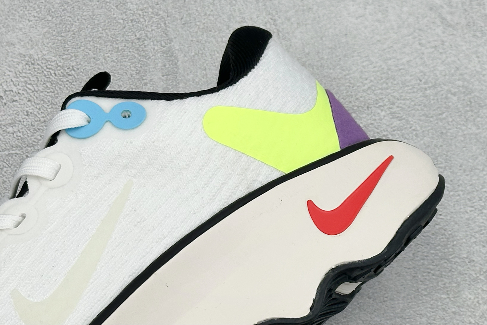 Nike Motiva 耐克夏季透气缓震波浪跑鞋 #鞋底采用夸张的弯曲几何设计，塑造弧形摇杆造型，助力轻松向前。顺畅迈步