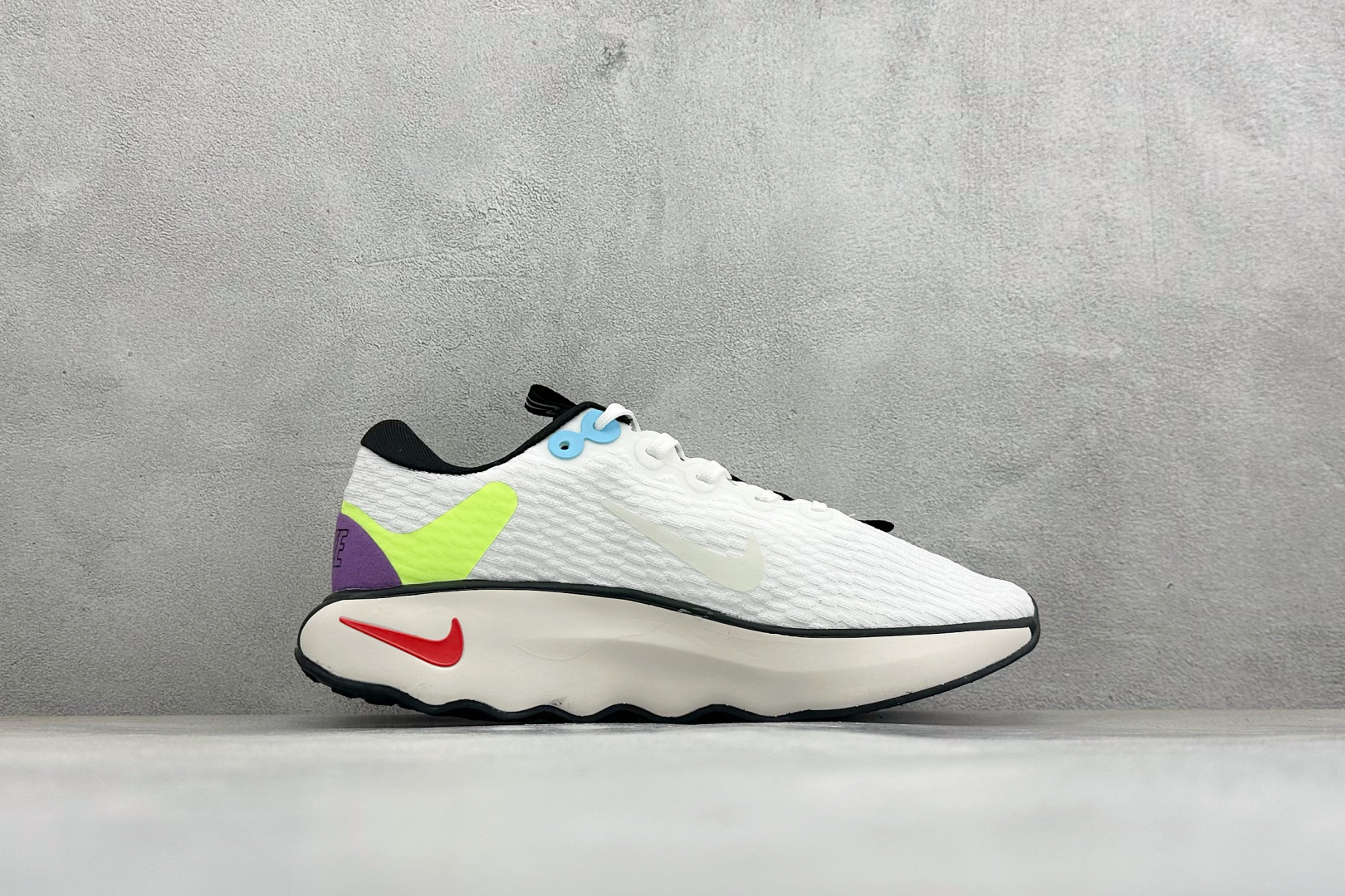 Nike Motiva 耐克夏季透气缓震波浪跑鞋 #鞋底采用夸张的弯曲几何设计，塑造弧形摇杆造型，助力轻松向前。顺畅迈步