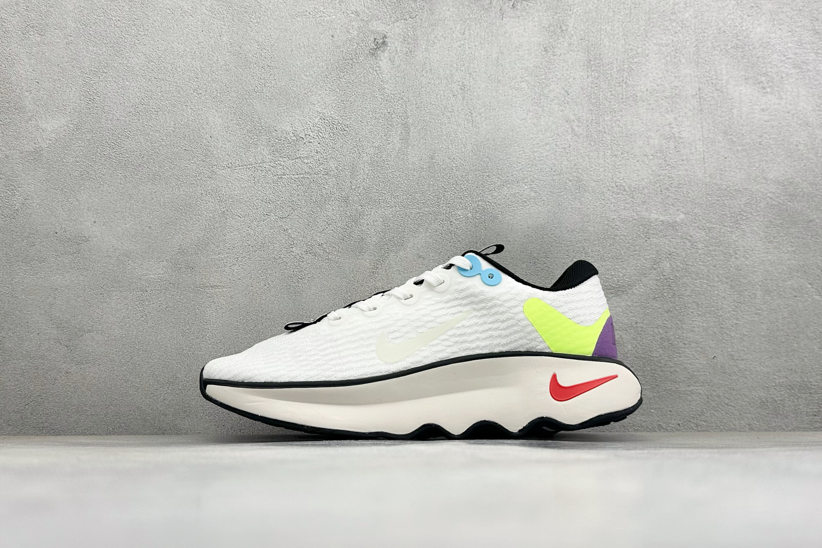 Nike Motiva 耐克夏季透气缓震波浪跑鞋 #鞋底采用夸张的弯曲几何设计，塑造弧形摇杆造型，助力轻松向前。顺畅迈步