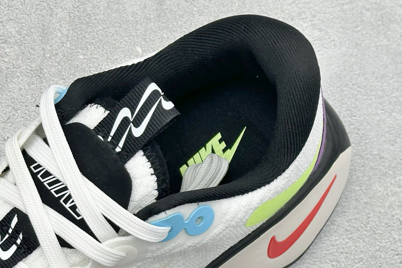 Nike Motiva 耐克夏季透气缓震波浪跑鞋 #鞋底采用夸张的弯曲几何设计，塑造弧形摇杆造型，助力轻松向前。顺畅迈步