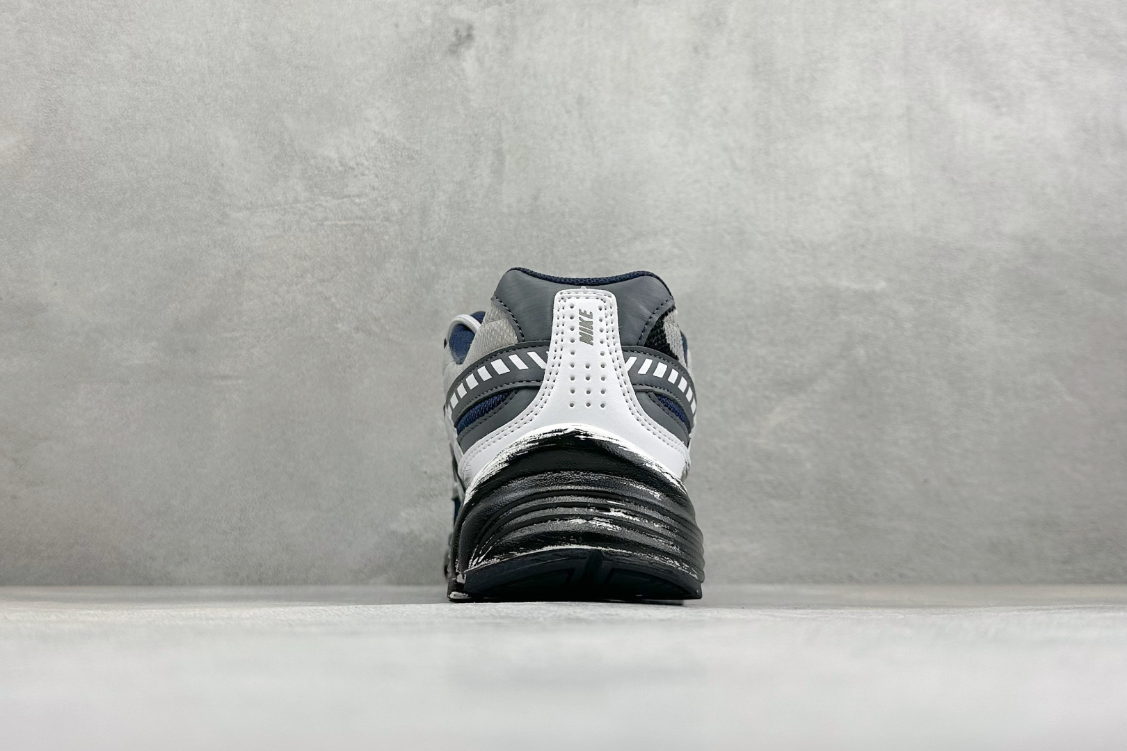 NIKE INITIATOR创始者系列 复古休闲运动舒适跑鞋 采用透气网眼鞋面和支撑覆盖层,自然运动设计的Phlyon中 NIKE INITIATOR创始者系列 复古休闲运动舒适跑鞋 采用透气网眼鞋面和支撑覆盖层,自然运动设计的Phlyon中