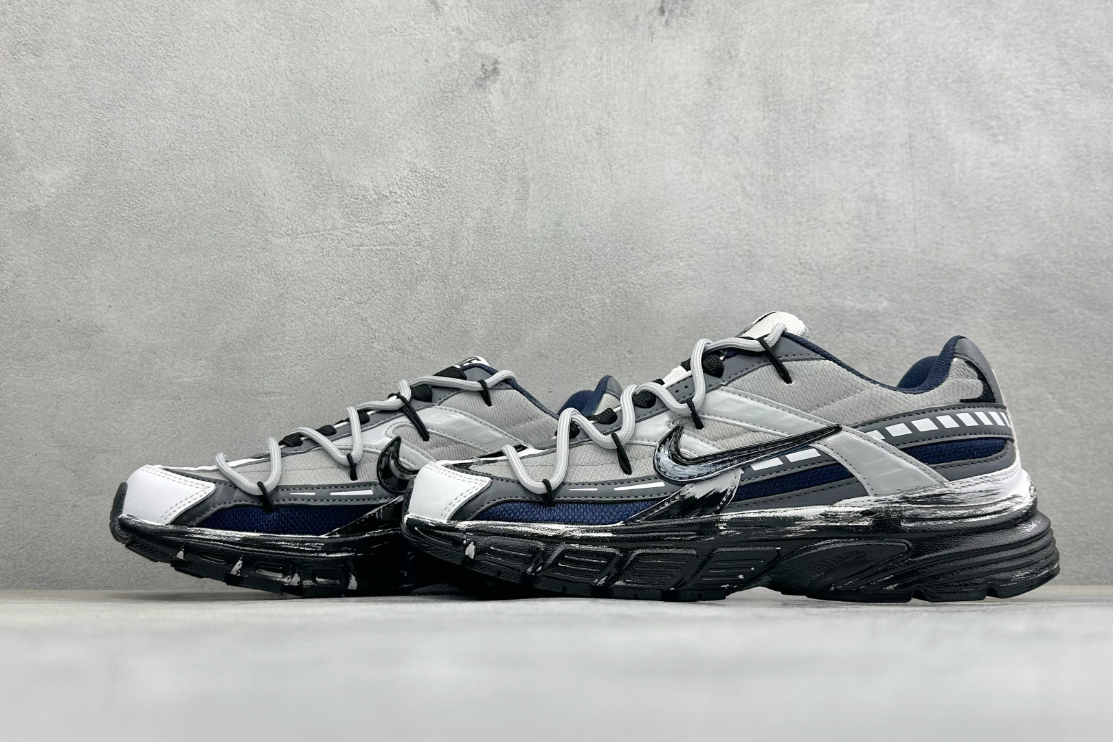 NIKE INITIATOR创始者系列 复古休闲运动舒适跑鞋 采用透气网眼鞋面和支撑覆盖层,自然运动设计的Phlyon中 NIKE INITIATOR创始者系列 复古休闲运动舒适跑鞋 采用透气网眼鞋面和支撑覆盖层,自然运动设计的Phlyon中