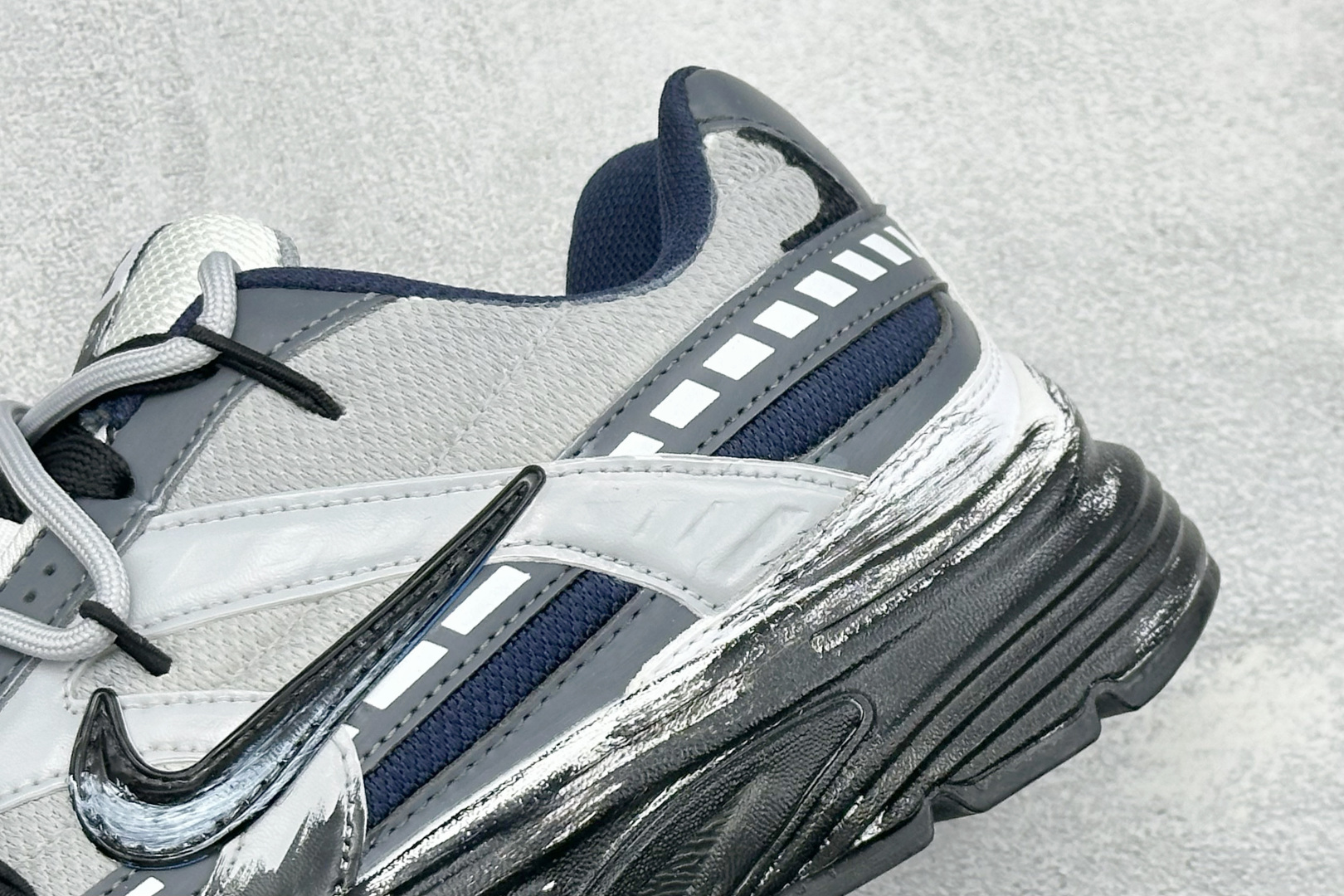 NIKE INITIATOR创始者系列 复古休闲运动舒适跑鞋 采用透气网眼鞋面和支撑覆盖层,自然运动设计的Phlyon中 NIKE INITIATOR创始者系列 复古休闲运动舒适跑鞋 采用透气网眼鞋面和支撑覆盖层,自然运动设计的Phlyon中