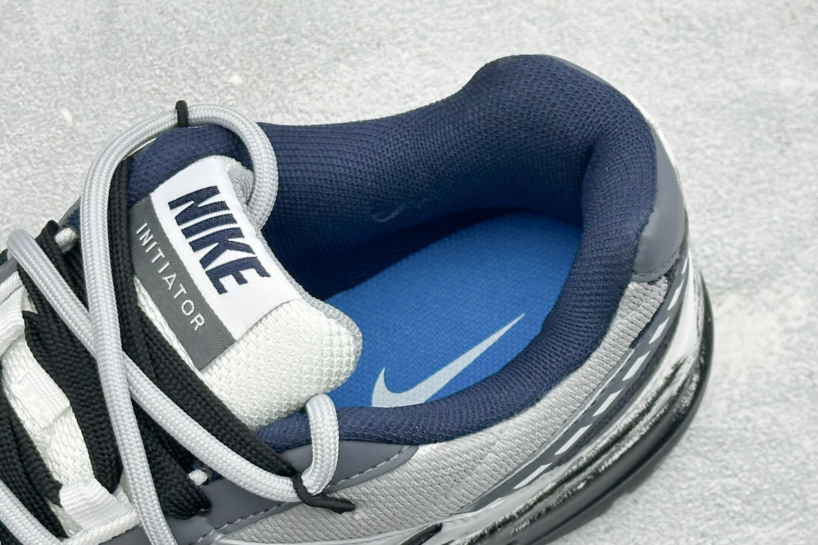 NIKE INITIATOR创始者系列 复古休闲运动舒适跑鞋 采用透气网眼鞋面和支撑覆盖层,自然运动设计的Phlyon中 NIKE INITIATOR创始者系列 复古休闲运动舒适跑鞋 采用透气网眼鞋面和支撑覆盖层,自然运动设计的Phlyon中