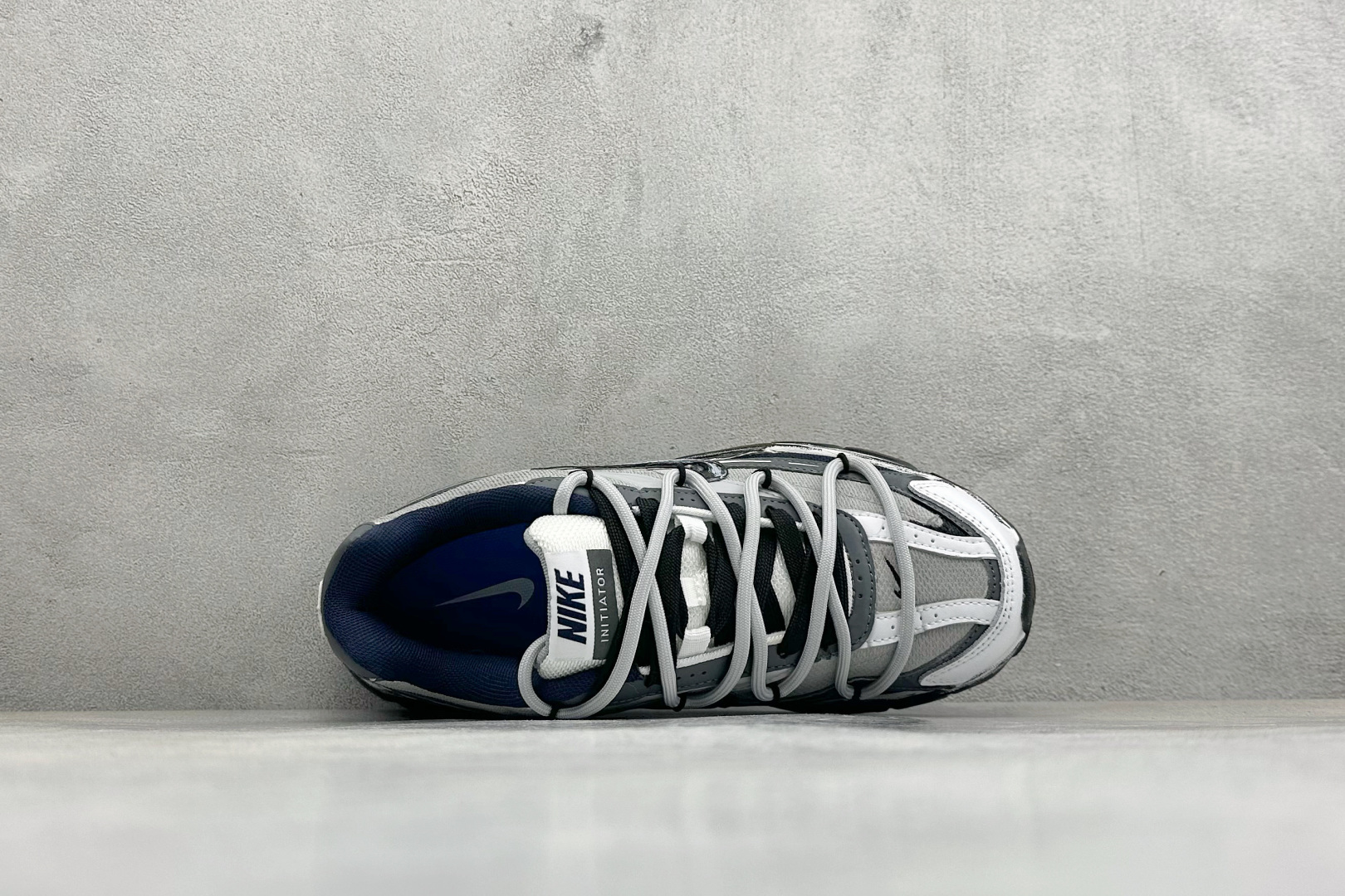 NIKE INITIATOR创始者系列 复古休闲运动舒适跑鞋 采用透气网眼鞋面和支撑覆盖层,自然运动设计的Phlyon中 NIKE INITIATOR创始者系列 复古休闲运动舒适跑鞋 采用透气网眼鞋面和支撑覆盖层,自然运动设计的Phlyon中