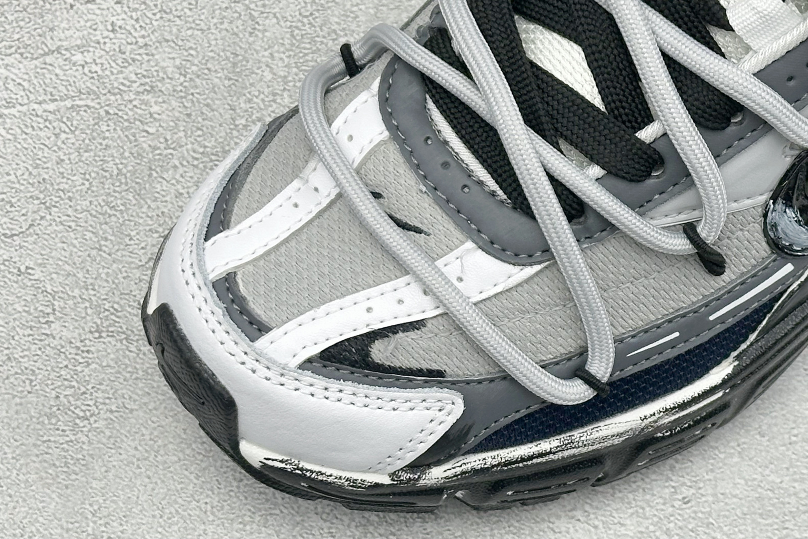 NIKE INITIATOR创始者系列 复古休闲运动舒适跑鞋 采用透气网眼鞋面和支撑覆盖层,自然运动设计的Phlyon中 NIKE INITIATOR创始者系列 复古休闲运动舒适跑鞋 采用透气网眼鞋面和支撑覆盖层,自然运动设计的Phlyon中