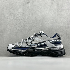 NIKE INITIATOR创始者系列 复古休闲运动舒适跑鞋 采用透气网眼鞋面和支撑覆盖层,自然运动设计的Phlyon中 NIKE INITIATOR创始者系列 复古休闲运动舒适跑鞋 采用透气网眼鞋面和支撑覆盖层,自然运动设计的Phlyon中