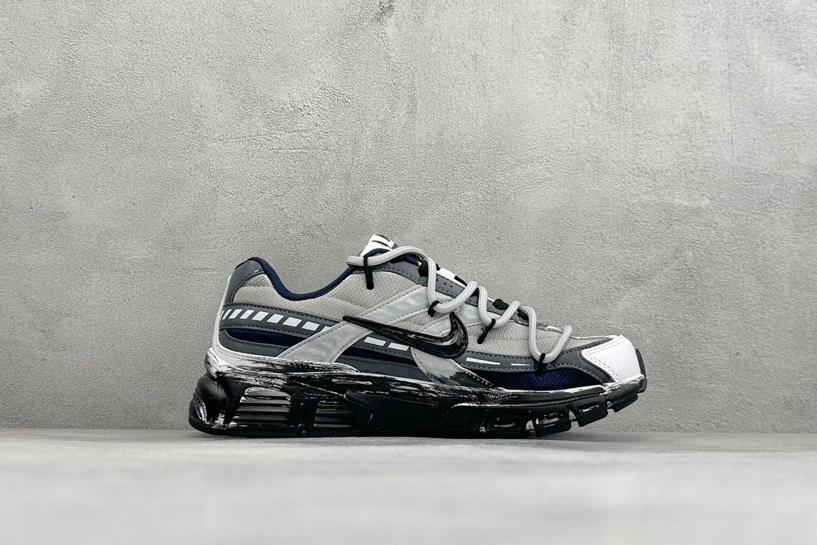 NIKE INITIATOR创始者系列 复古休闲运动舒适跑鞋 采用透气网眼鞋面和支撑覆盖层,自然运动设计的Phlyon中 NIKE INITIATOR创始者系列 复古休闲运动舒适跑鞋 采用透气网眼鞋面和支撑覆盖层,自然运动设计的Phlyon中
